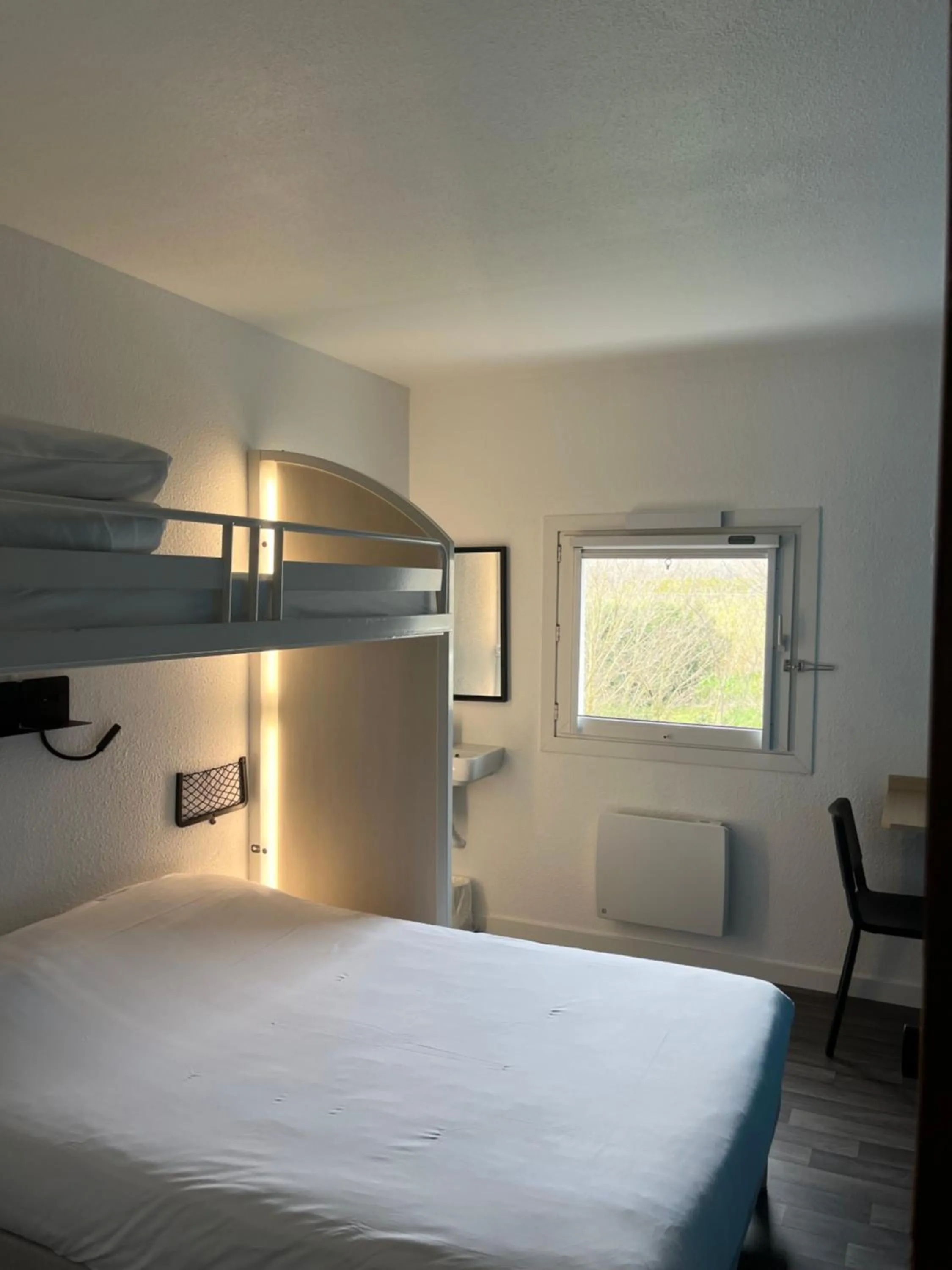 Bed in Unisotel Bollène A7 Ex-Hotel F1