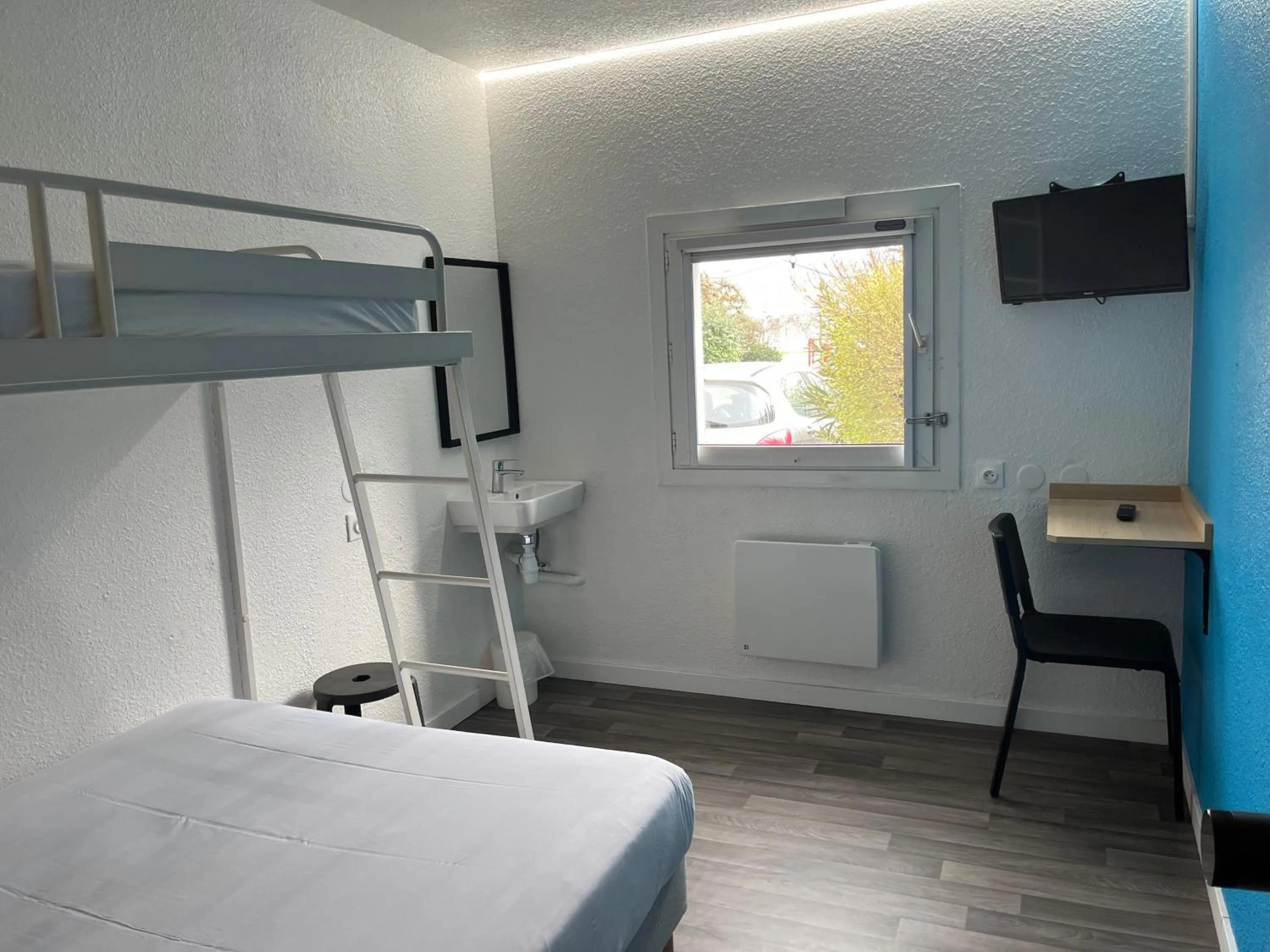 Bed in Unisotel Bollène A7 Ex-Hotel F1