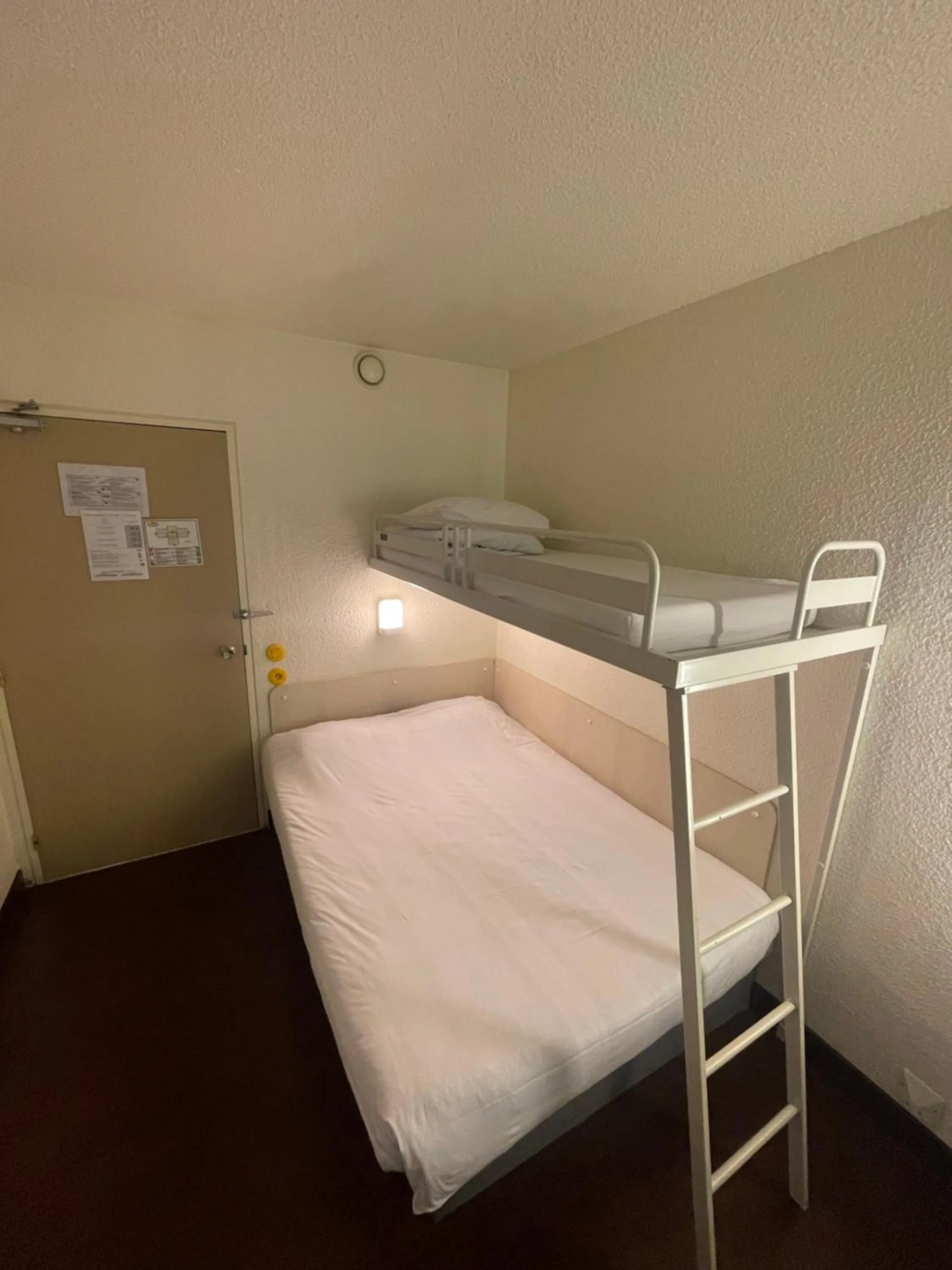 Bed in Unisotel Bollène A7 Ex-Hotel F1