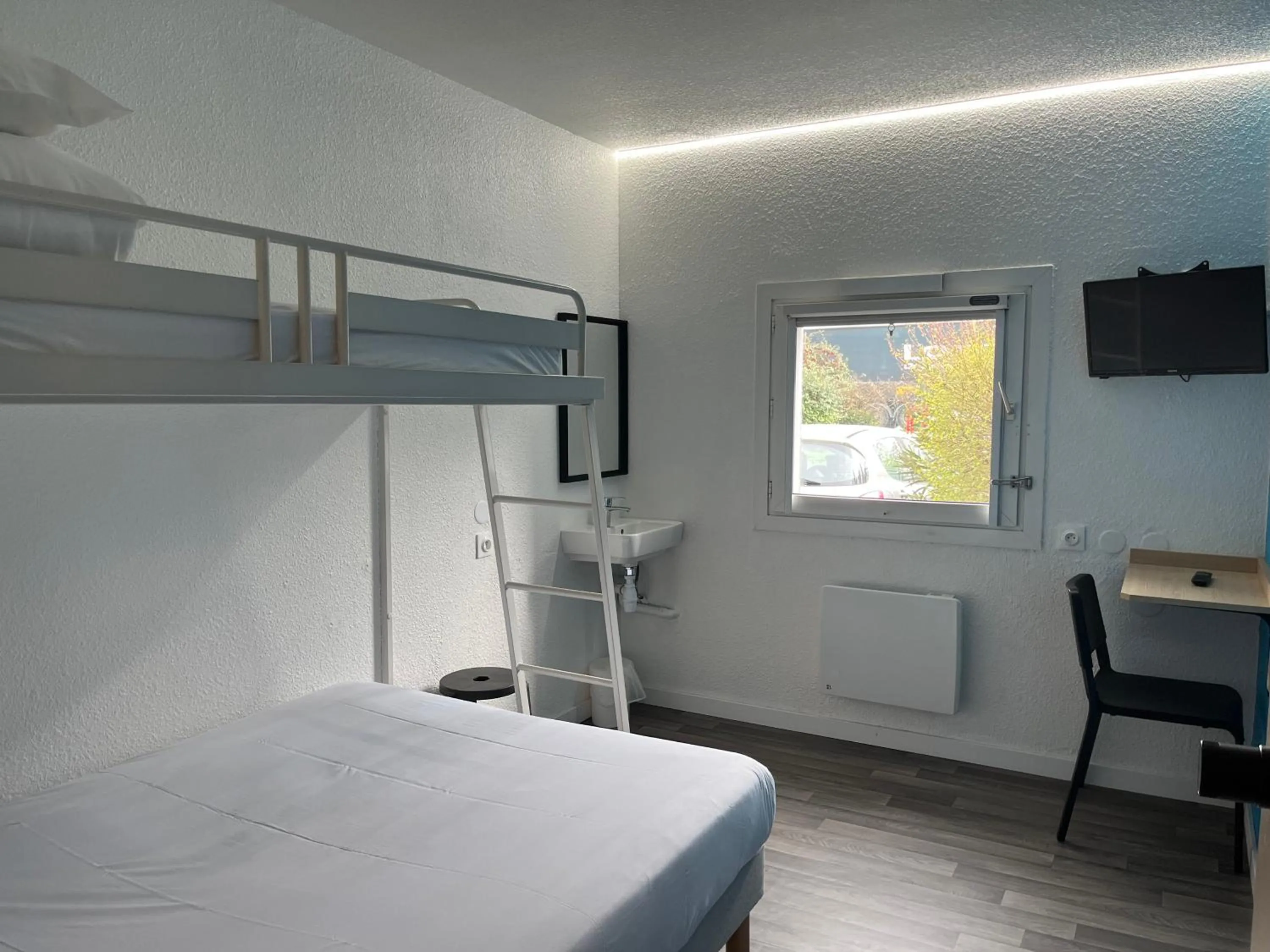 Bed in Unisotel Bollène A7 Ex-Hotel F1