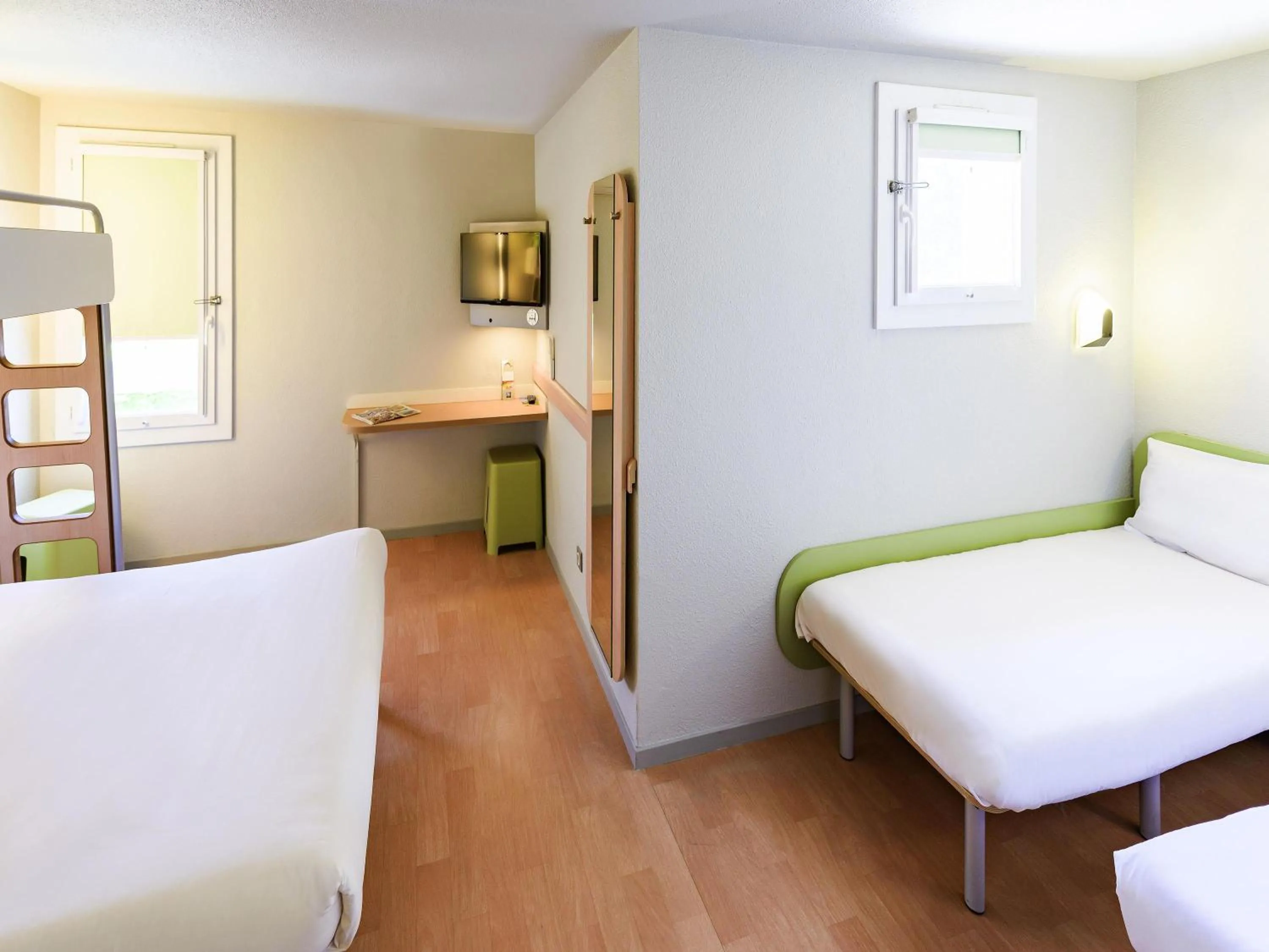Bedroom, Bed in Ibis Budget Bollene