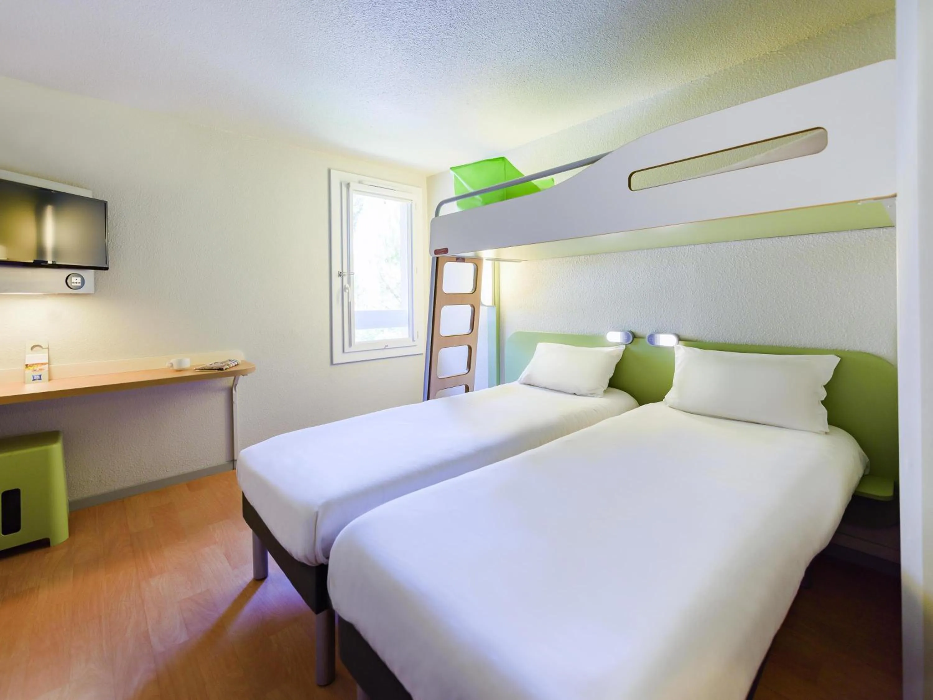 Bedroom, Bed in Ibis Budget Bollene