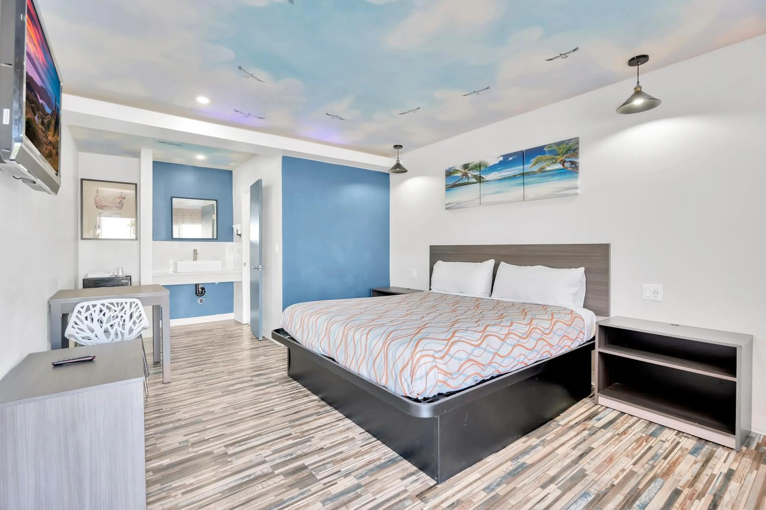 Bed in Tradewinds Motel