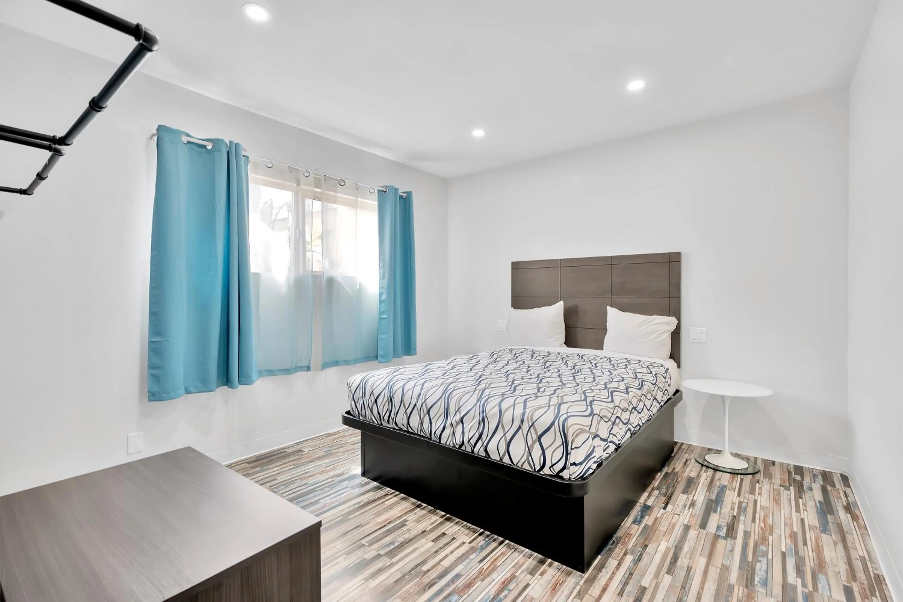 Bed in Tradewinds Motel