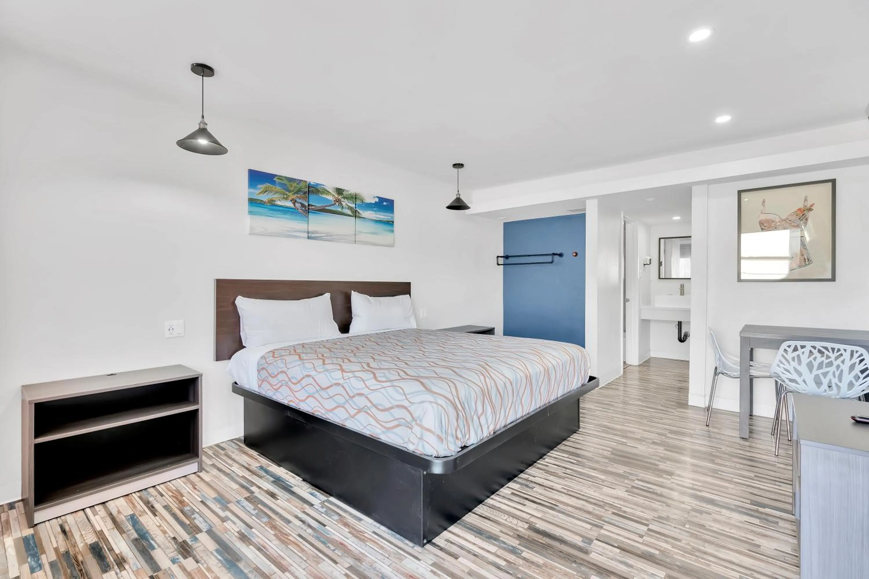 Bed in Tradewinds Motel