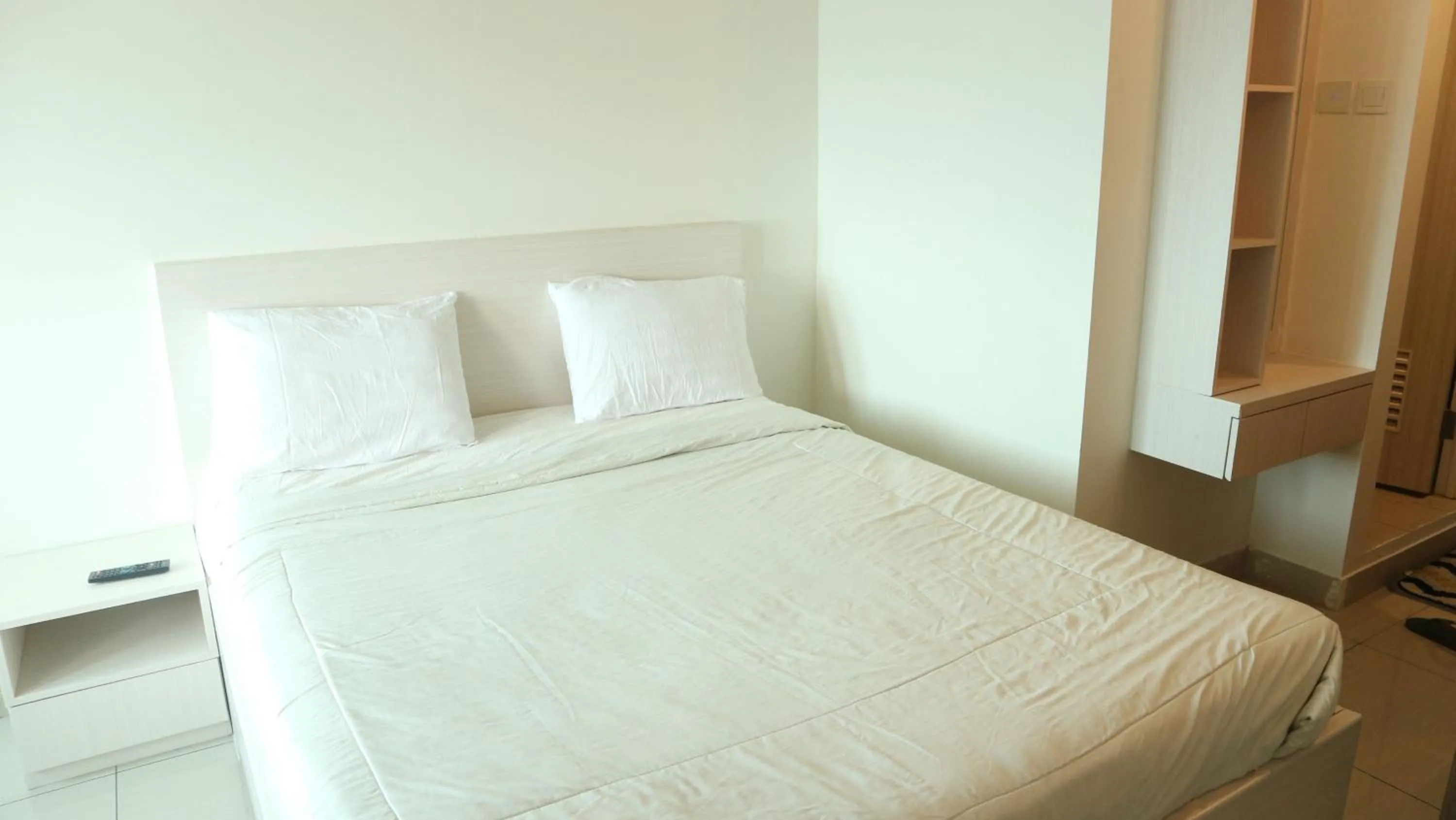 Photo of the whole room, Bed in Apartemen Grand Kamala Lagoon by Cheapinn