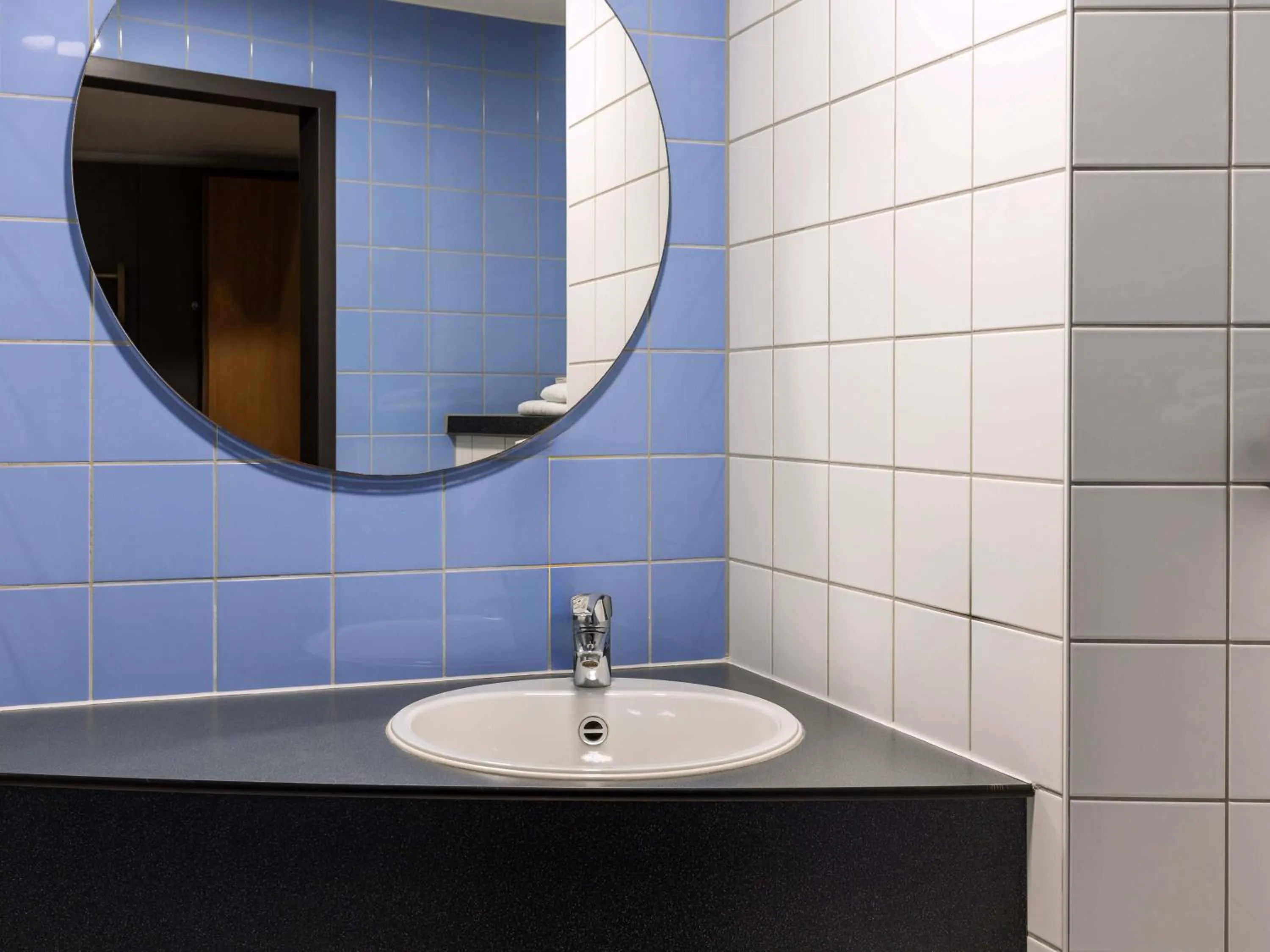 Shower in B&B HOTEL Frankfurt-Hahn Airport