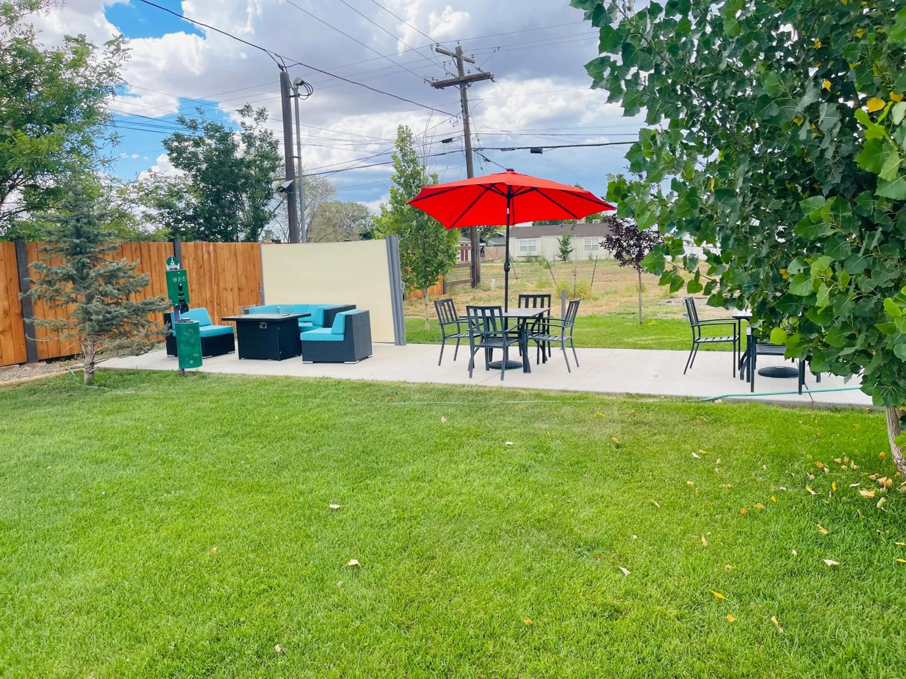 Family in Blue Sage Inn & Suites