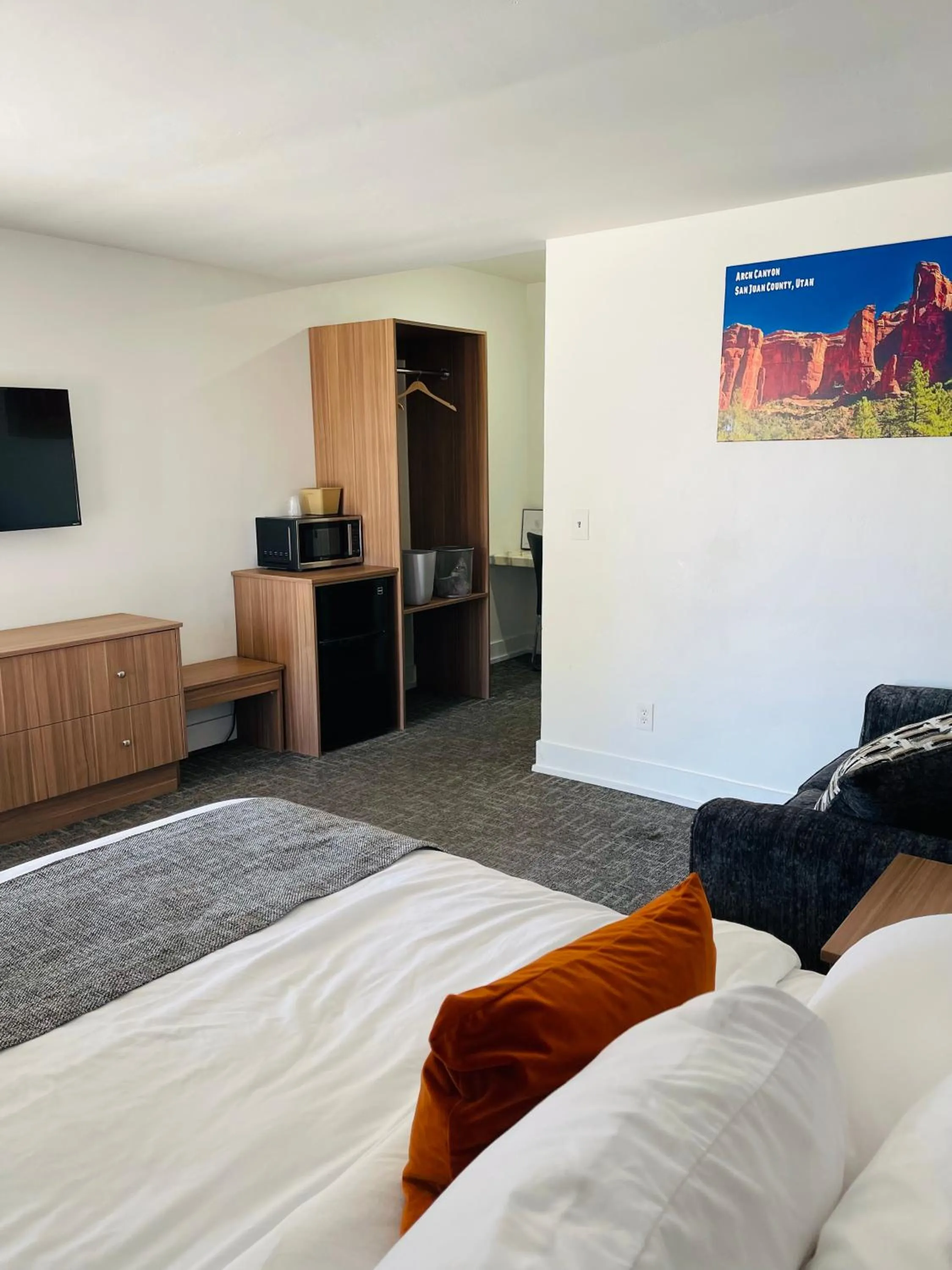 Photo of the whole room, Bed in Blue Sage Inn & Suites