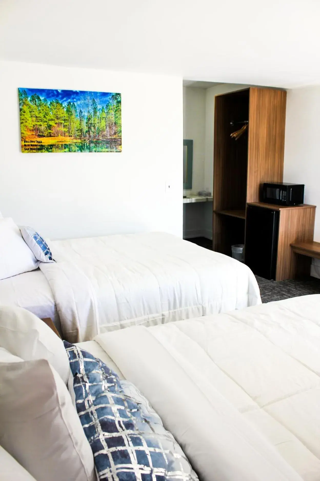 Deluxe Queen Room with Two Queen Beds in Blue Sage Inn & Suites Deluxe Queen Room with Two Queen Beds in Blue Sage Inn & Suites