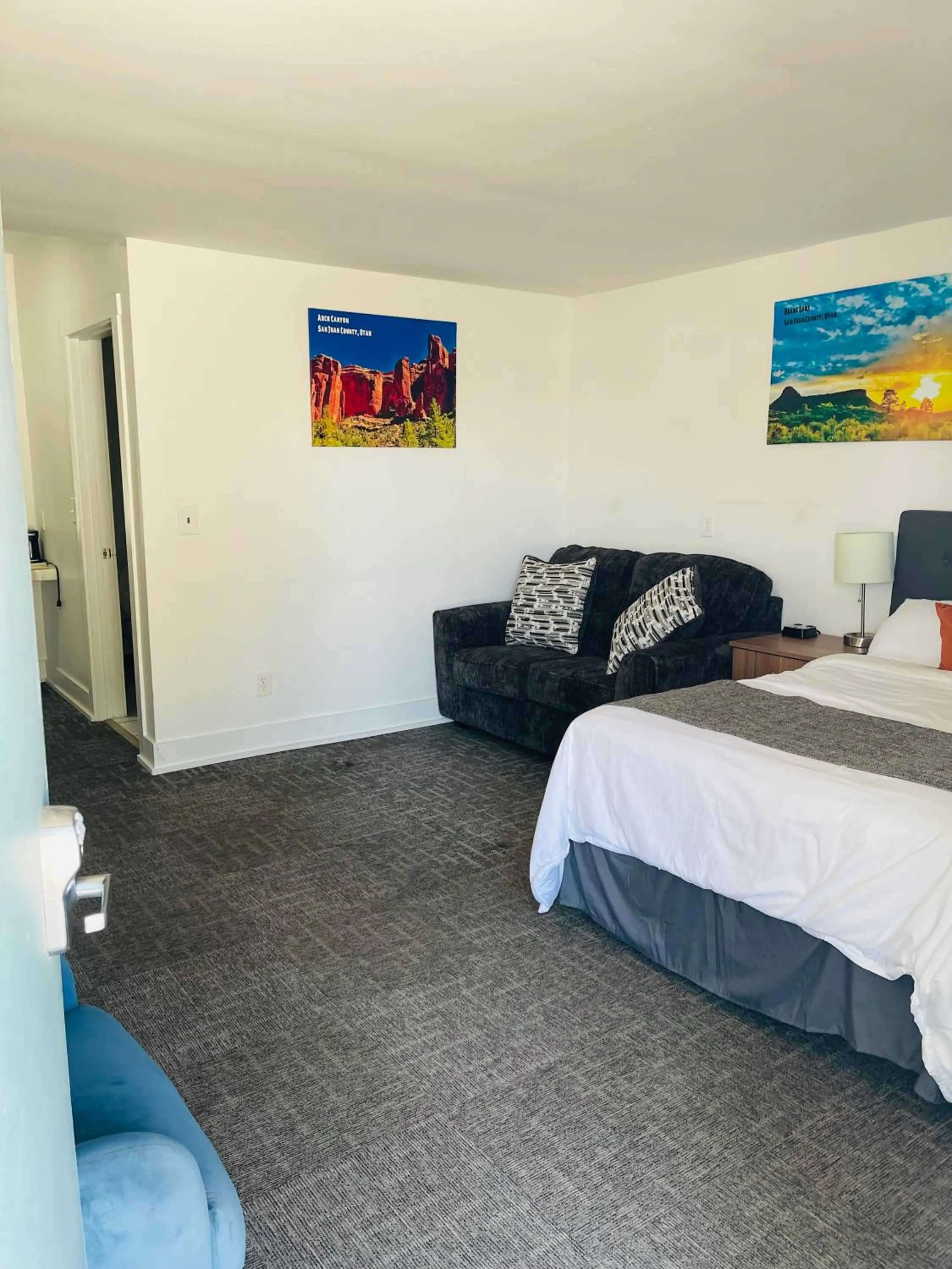 Photo of the whole room, Bed in Blue Sage Inn & Suites