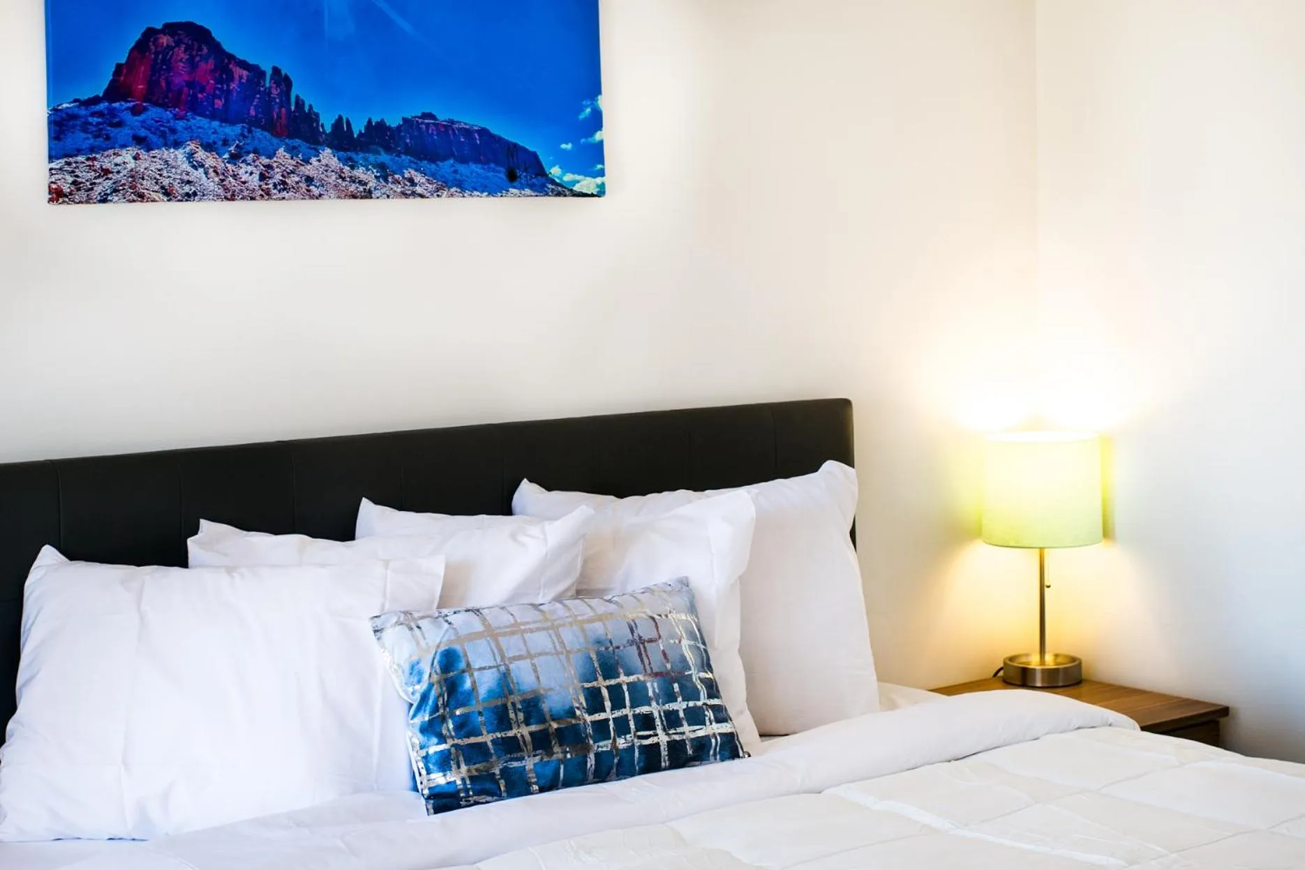 Bed in Blue Sage Inn & Suites