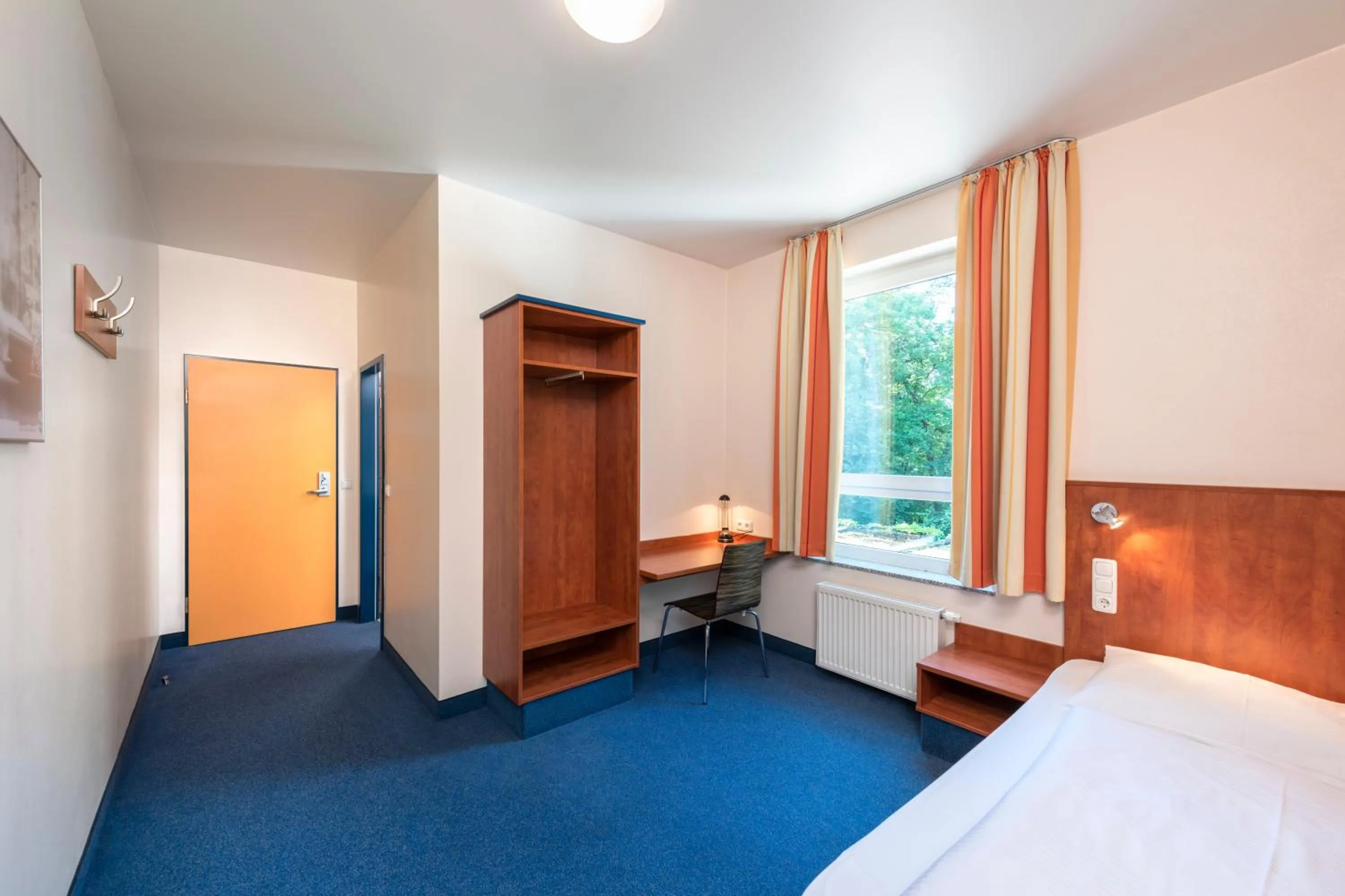 Photo of the whole room, Bed in smartMotel