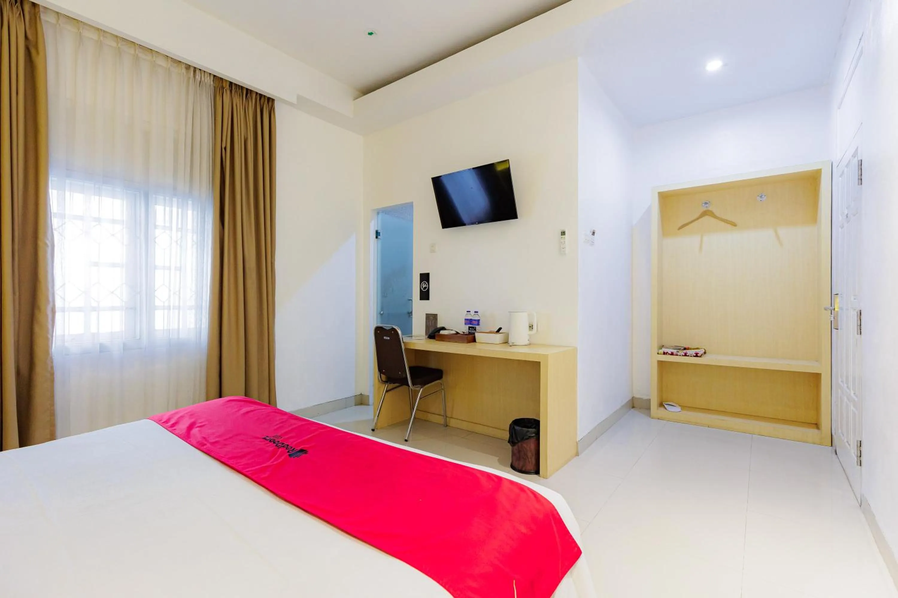 TV and multimedia, Bed in RedDoorz Plus Syariah near Museum Lampung