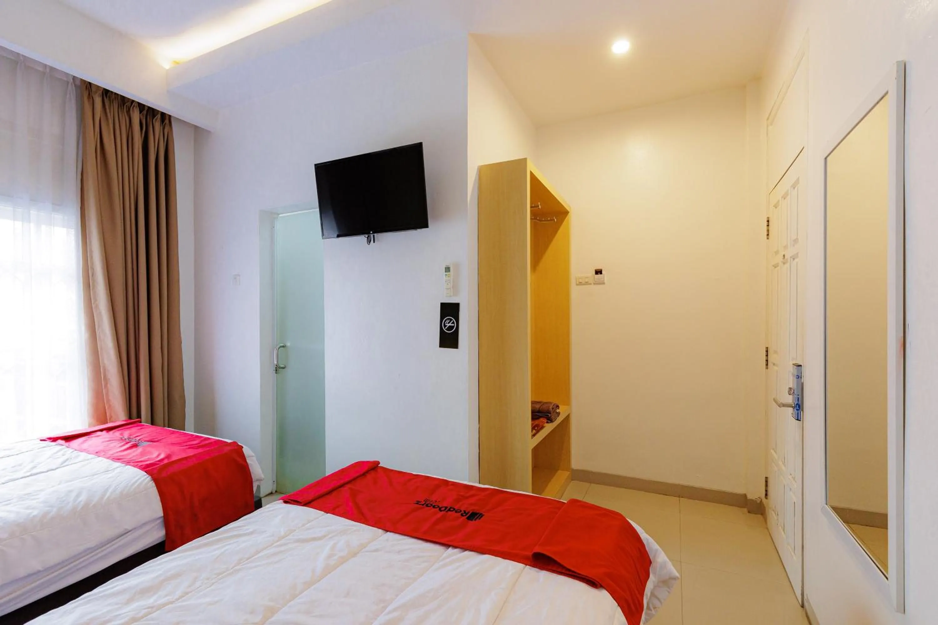 Bedroom, Bed in RedDoorz Plus Syariah near Museum Lampung