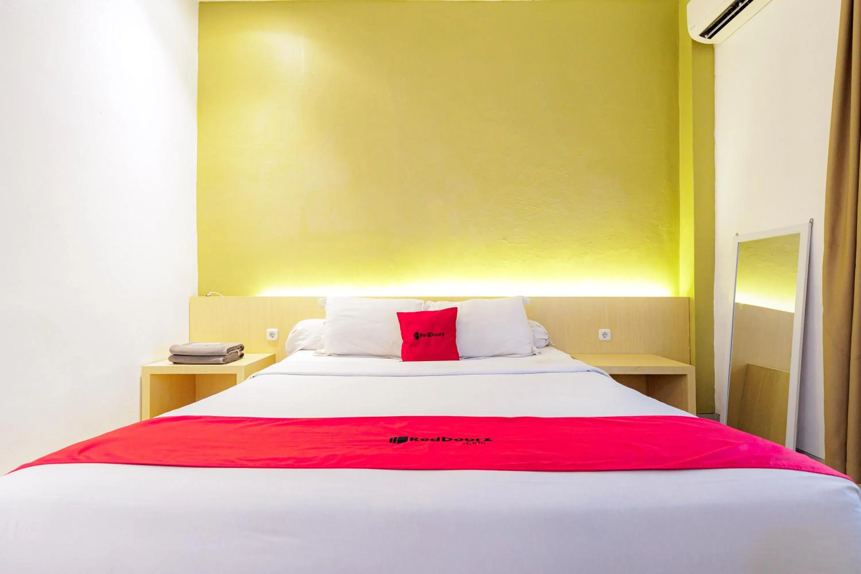 Bedroom, Bed in RedDoorz Plus Syariah near Museum Lampung
