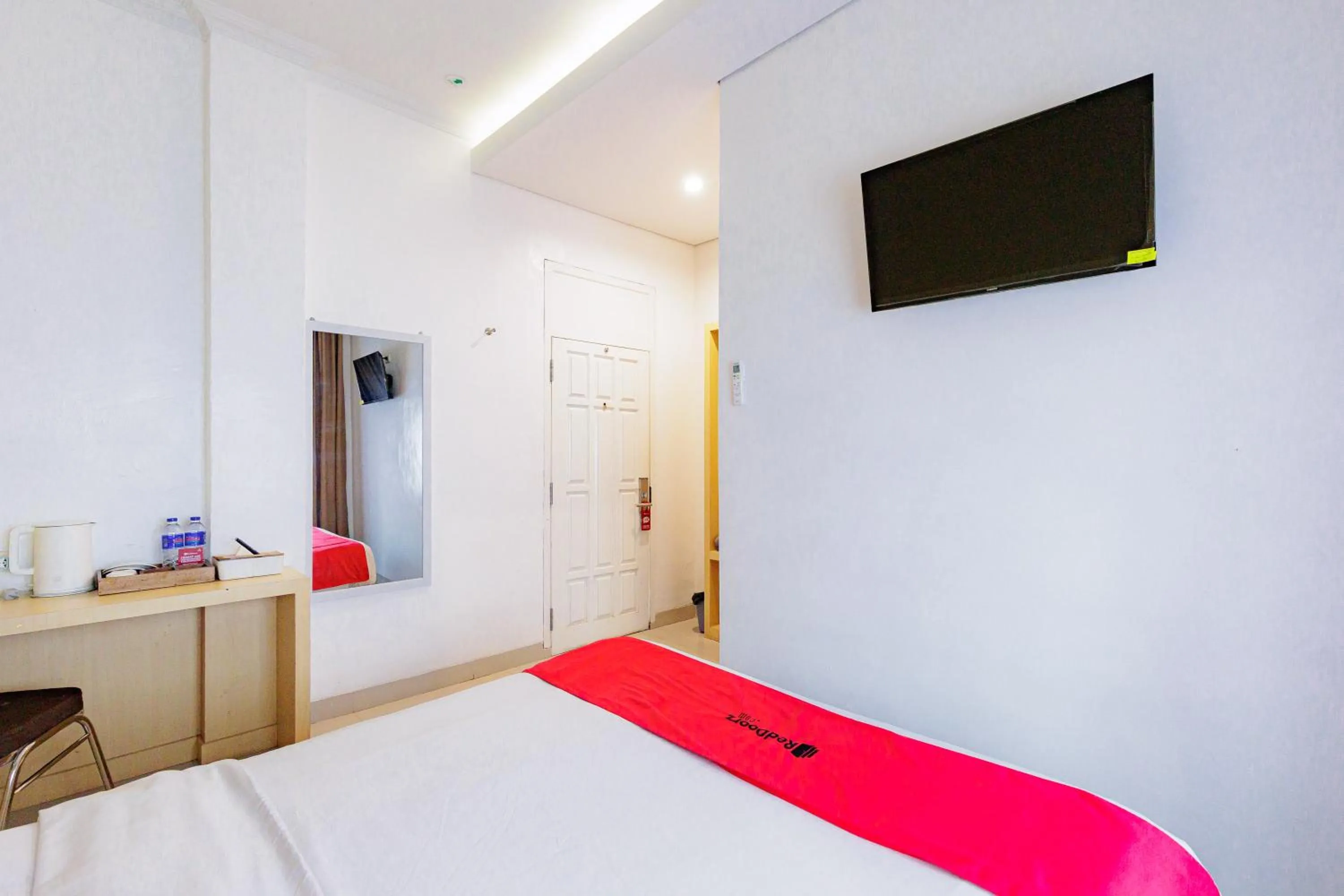 Bedroom, Bed in RedDoorz Plus Syariah near Museum Lampung