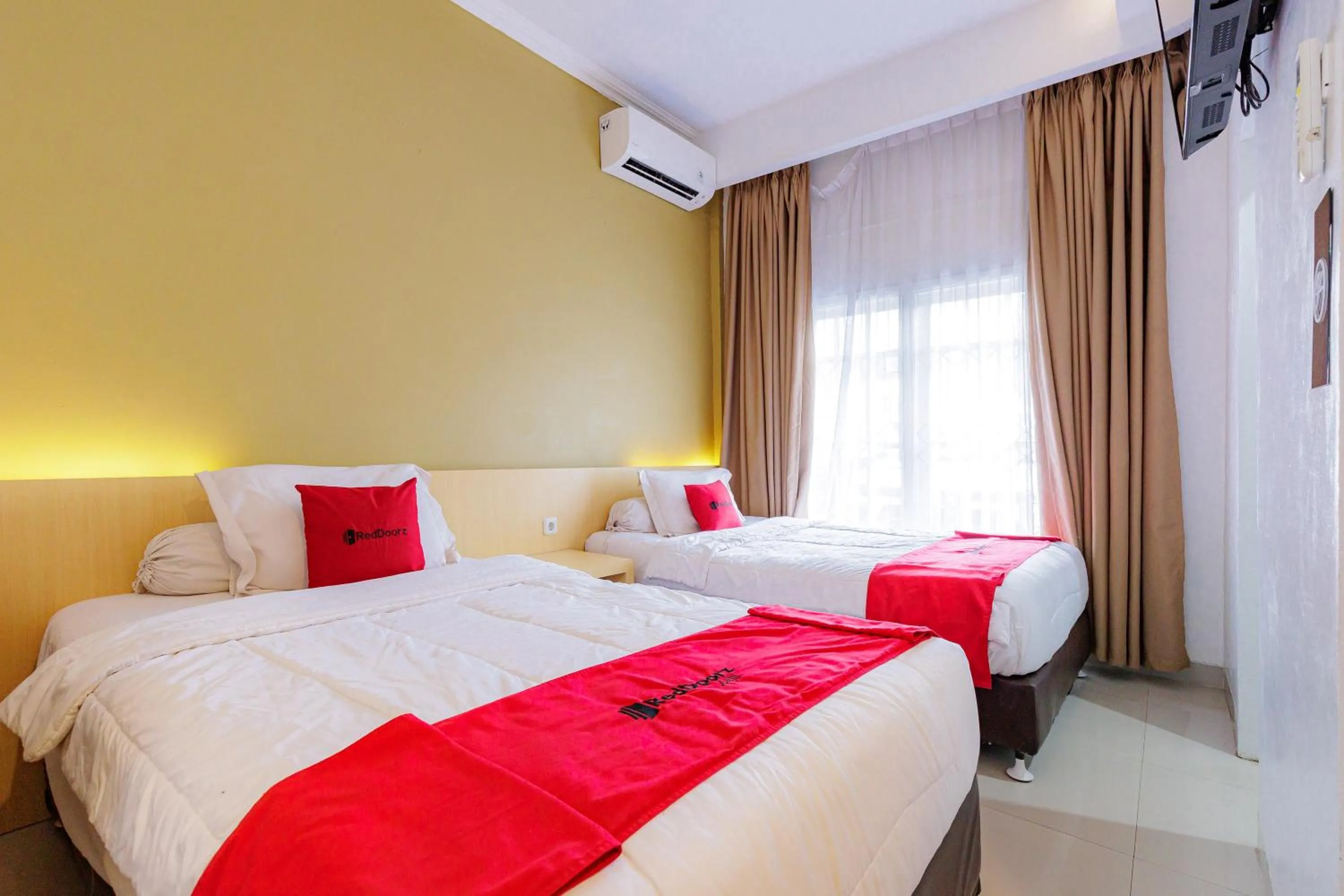 Bedroom, Bed in RedDoorz Plus Syariah near Museum Lampung