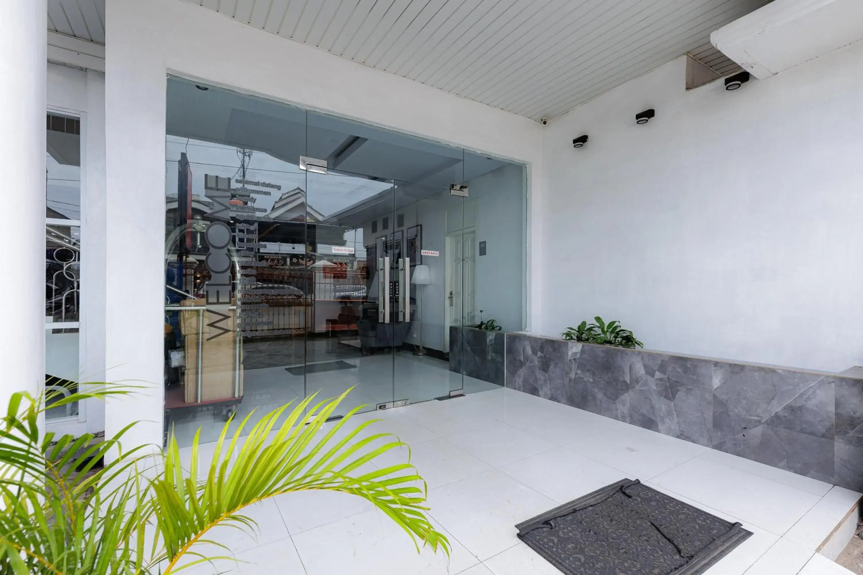 Facade/entrance in RedDoorz Plus Syariah near Museum Lampung Facade/entrance in RedDoorz Plus Syariah near Museum Lampung