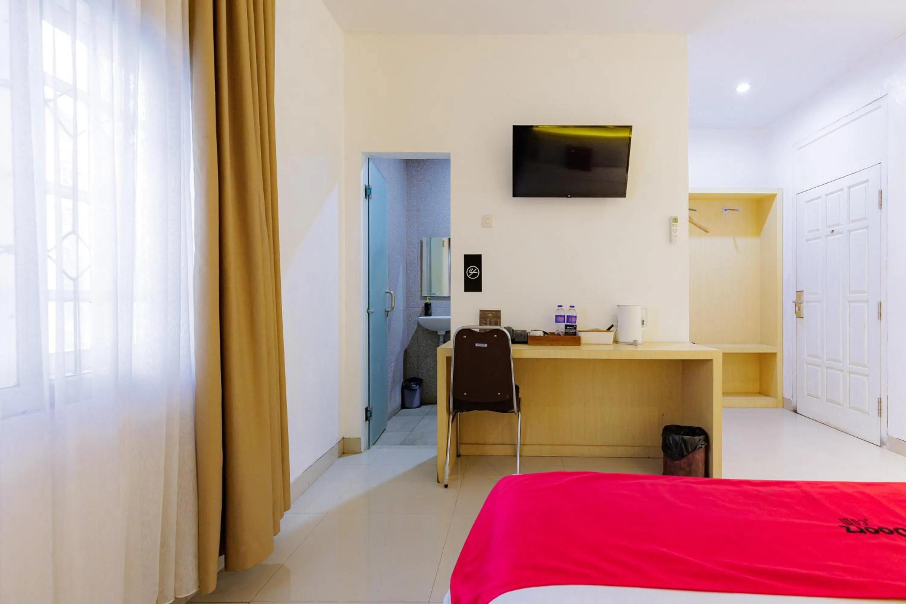 TV and multimedia, Bed in RedDoorz Plus Syariah near Museum Lampung