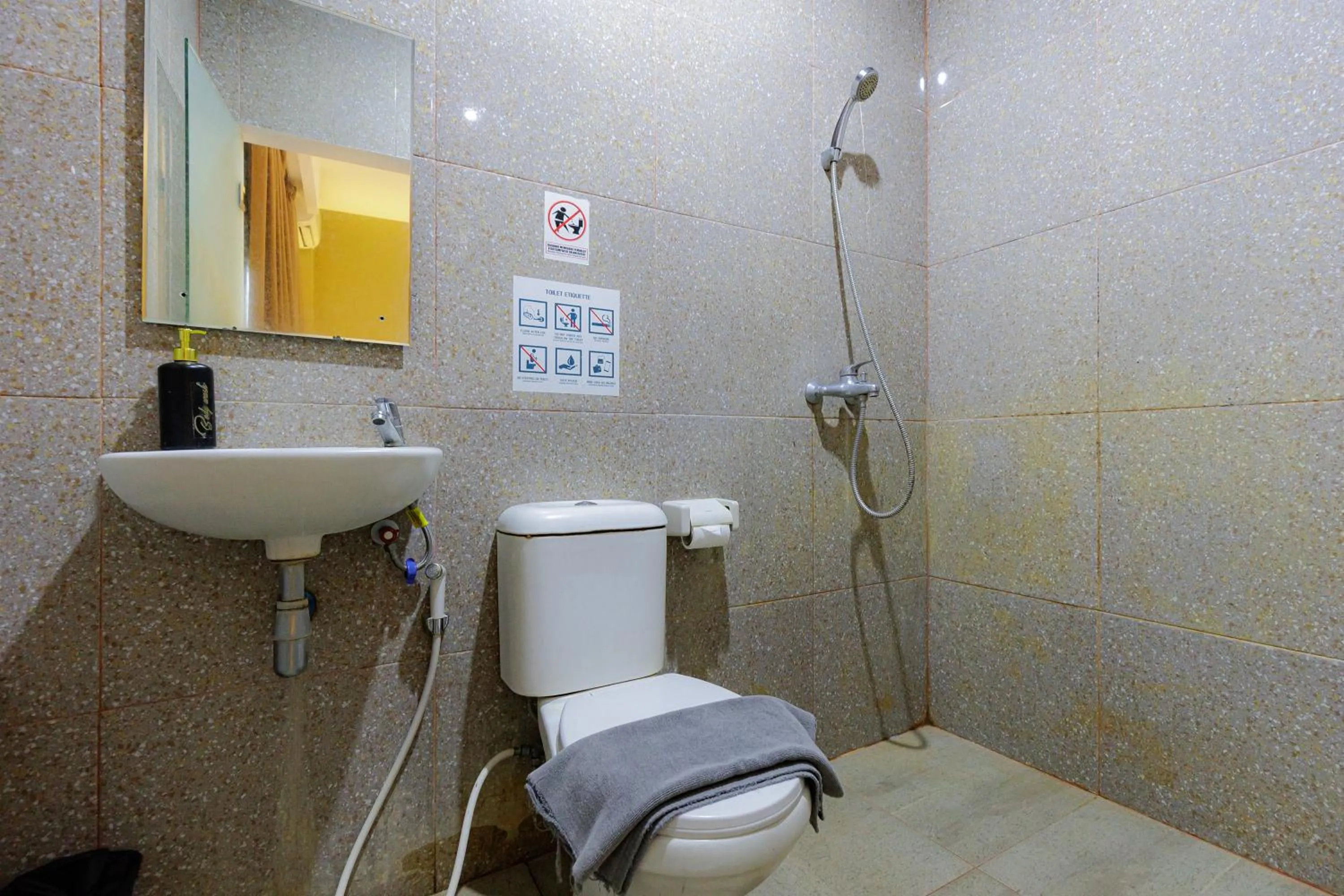 Bathroom in RedDoorz Plus Syariah near Museum Lampung