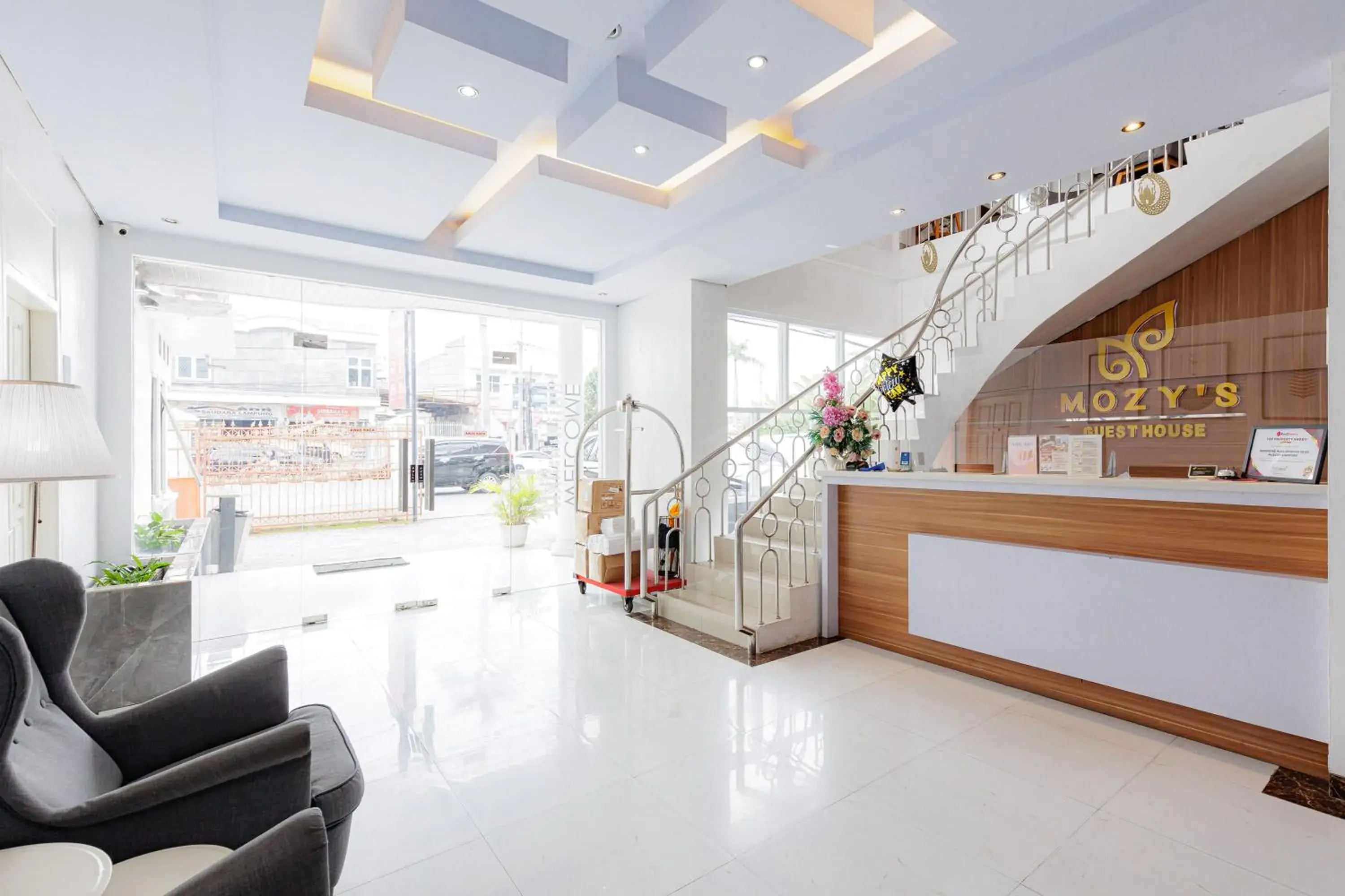 Lobby or reception in RedDoorz Plus Syariah near Museum Lampung Lobby or reception in RedDoorz Plus Syariah near Museum Lampung