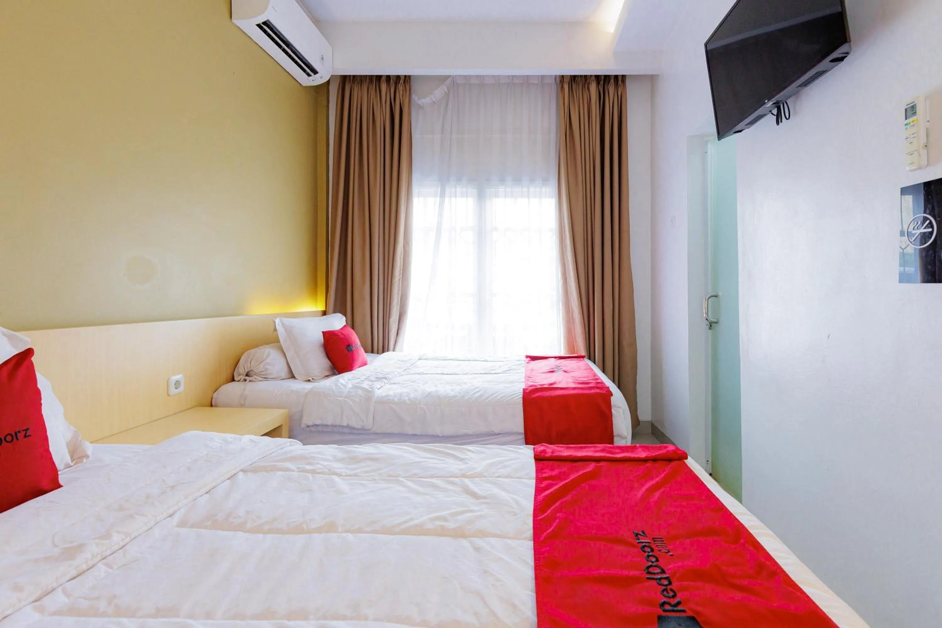Bedroom, Bed in RedDoorz Plus Syariah near Museum Lampung