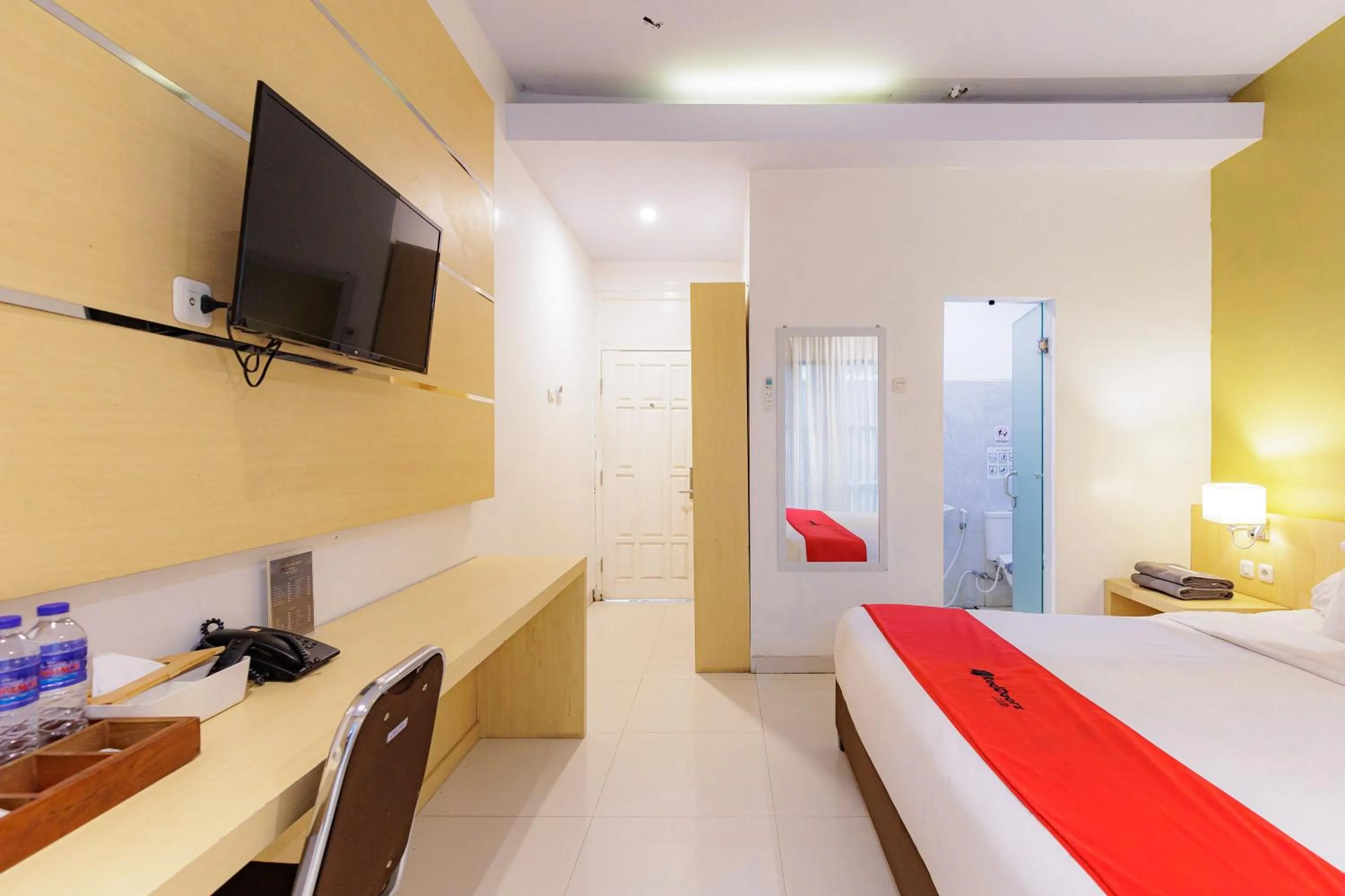 Bedroom, Bed in RedDoorz Plus Syariah near Museum Lampung