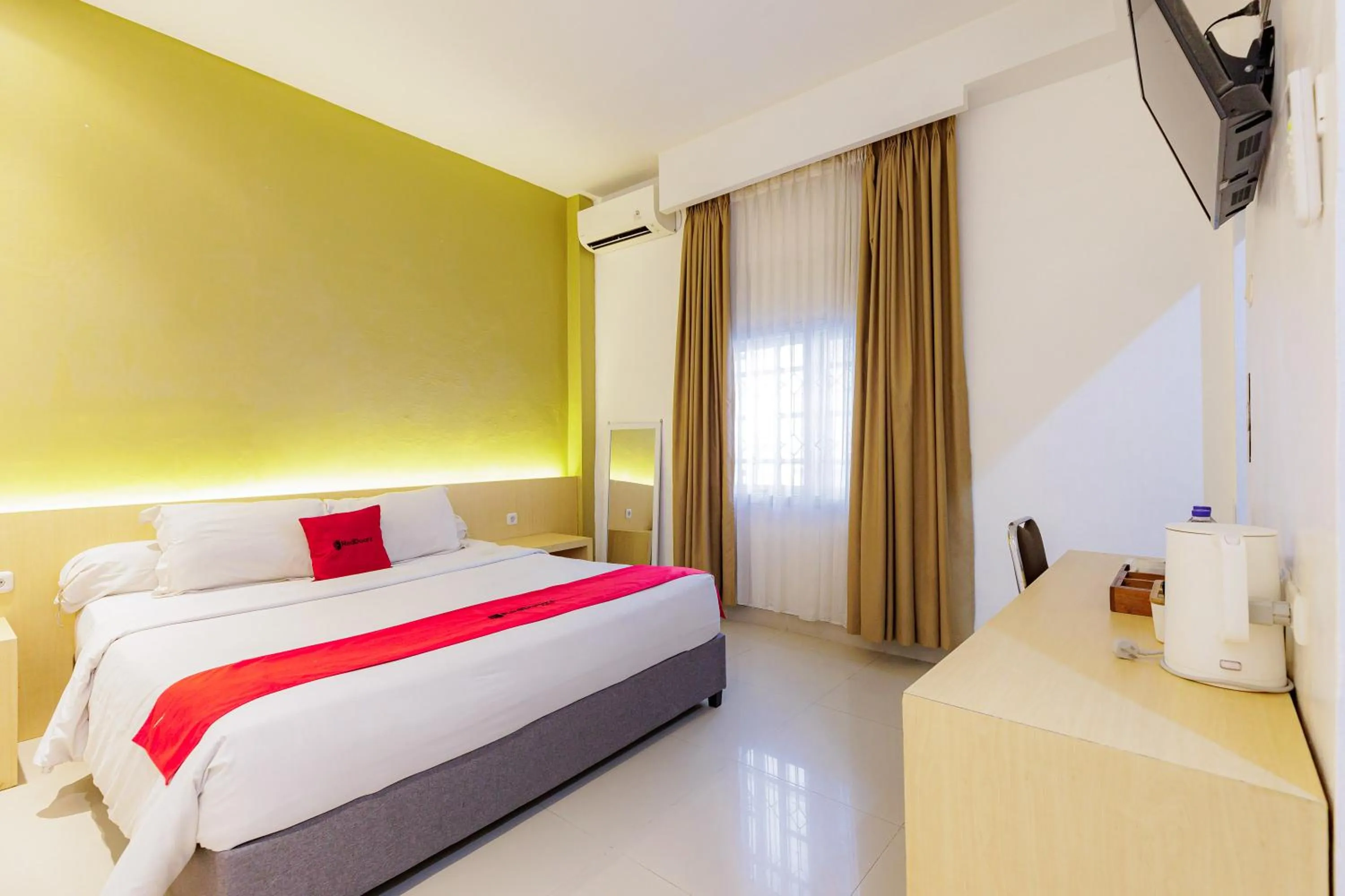 Bedroom, Bed in RedDoorz Plus Syariah near Museum Lampung