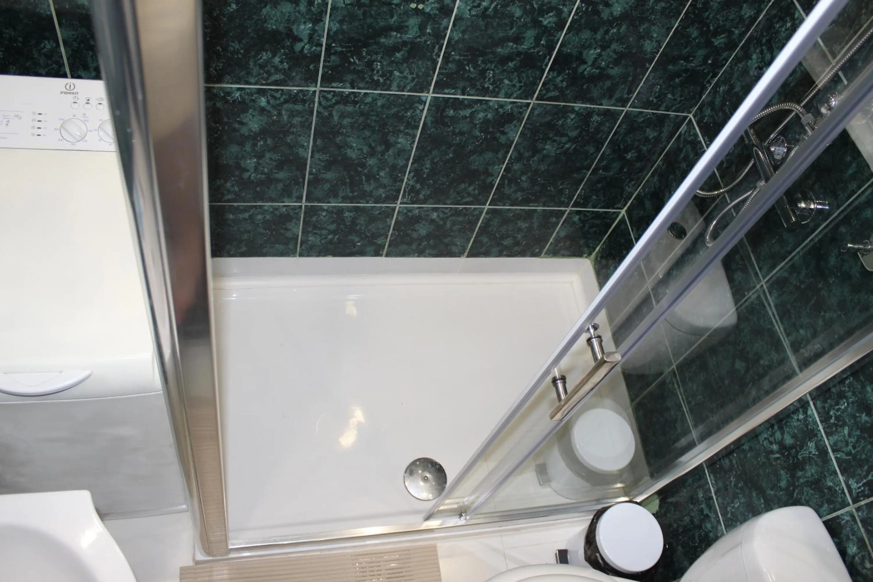 Shower in Luxury City Center Apartment - Bucharest Railways Station