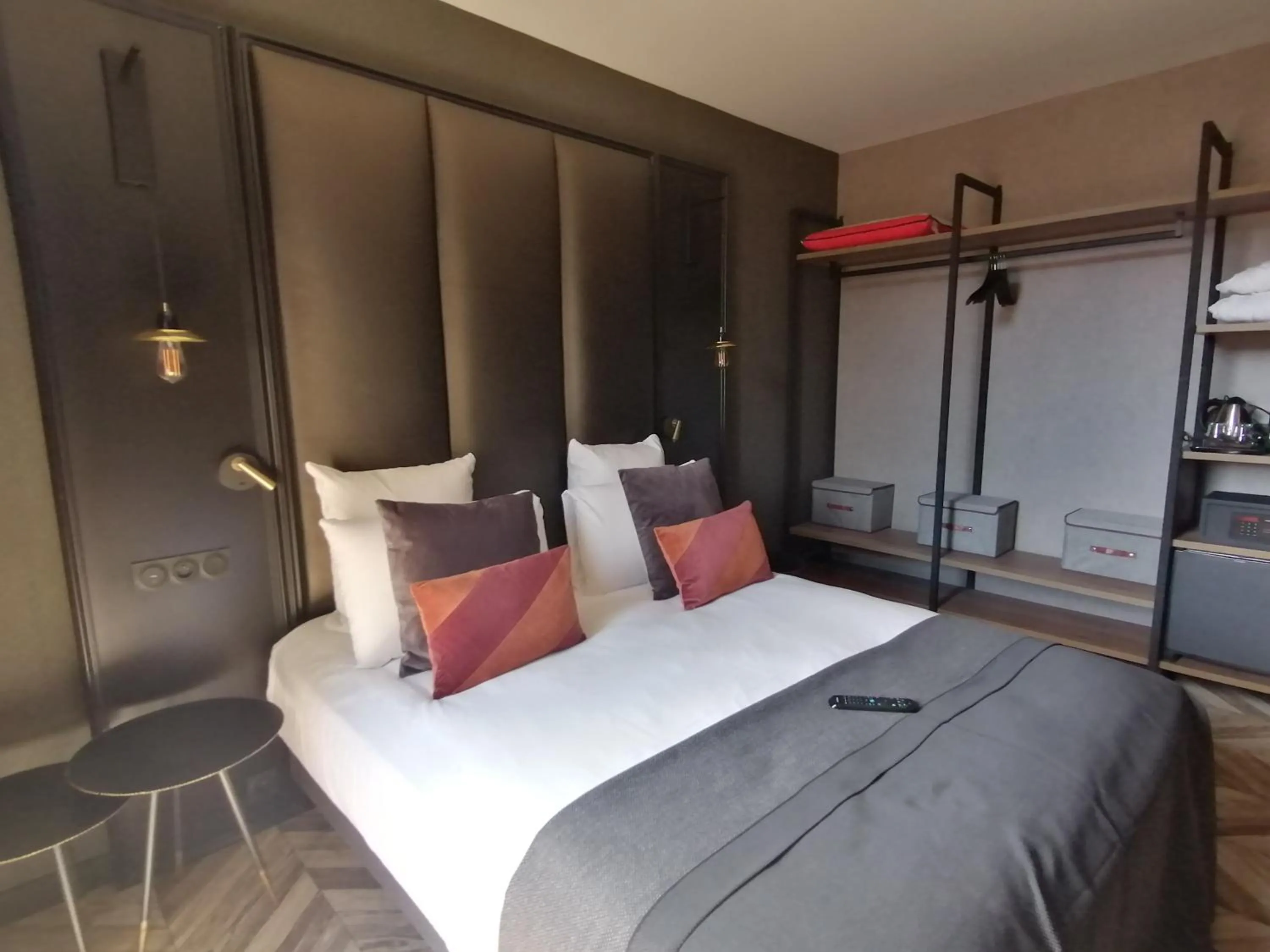 Bed in Mercure Figeac Viguier du Roy