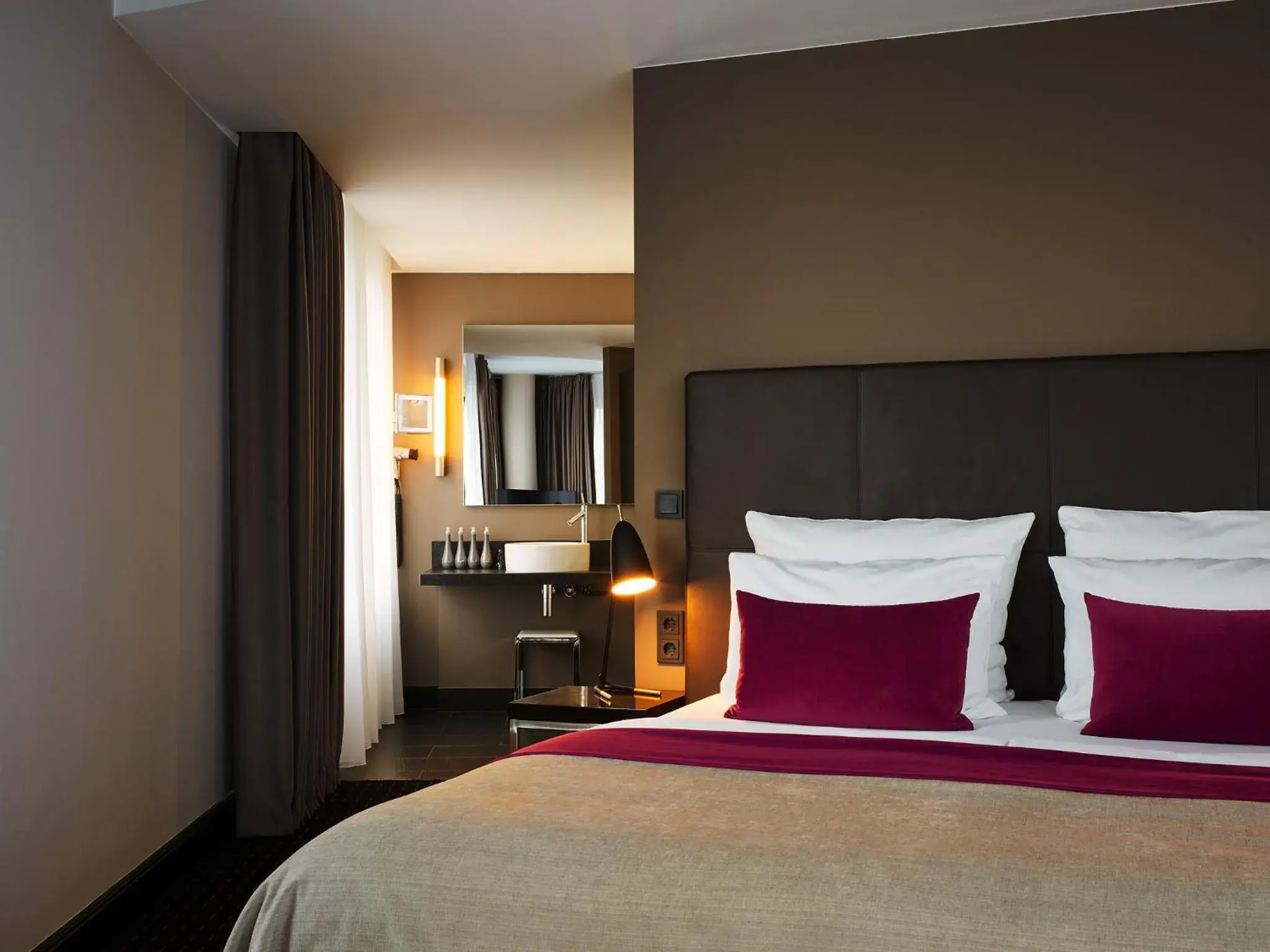 Large Design Room in Boston Hotel HH Large Design Room in Boston Hotel HH