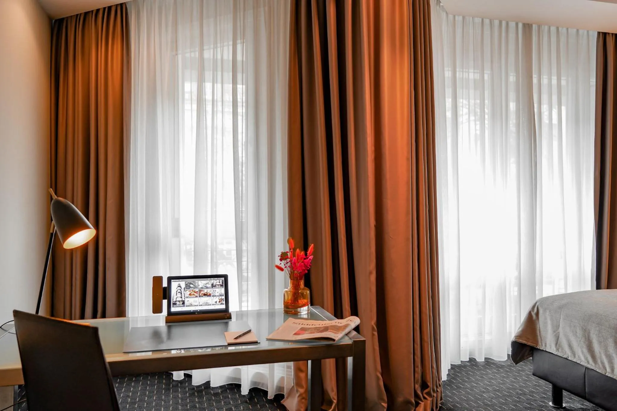 Bedroom, Bed in Boston Hotel HH