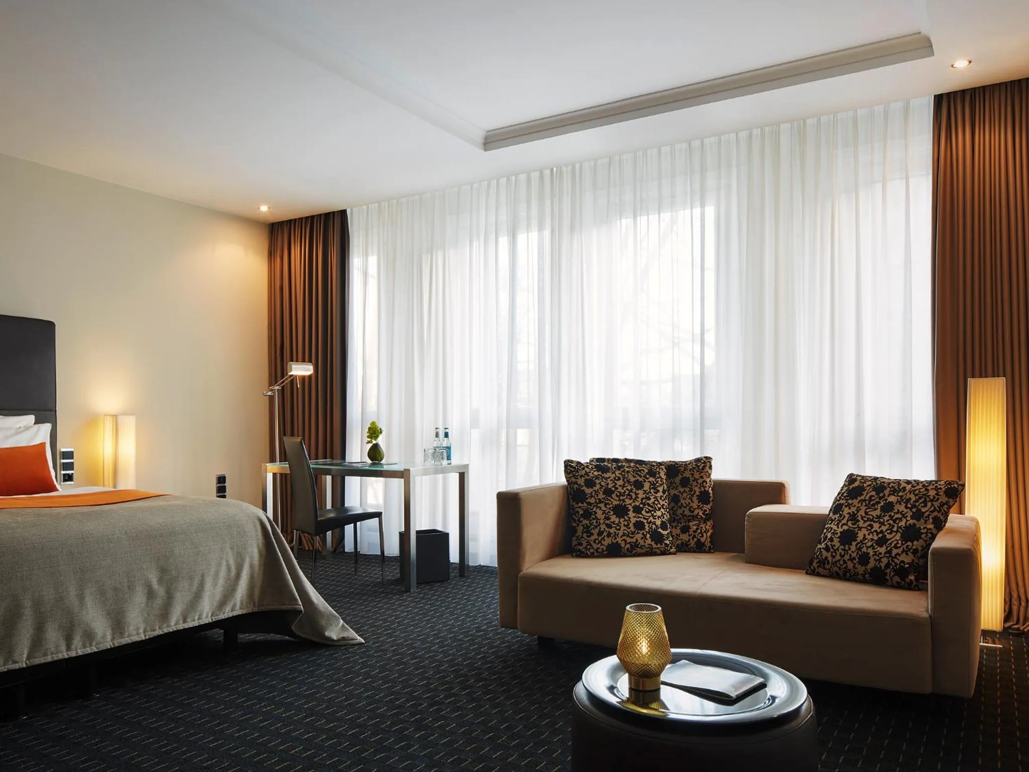 Bedroom, Bed in Boston Hotel HH