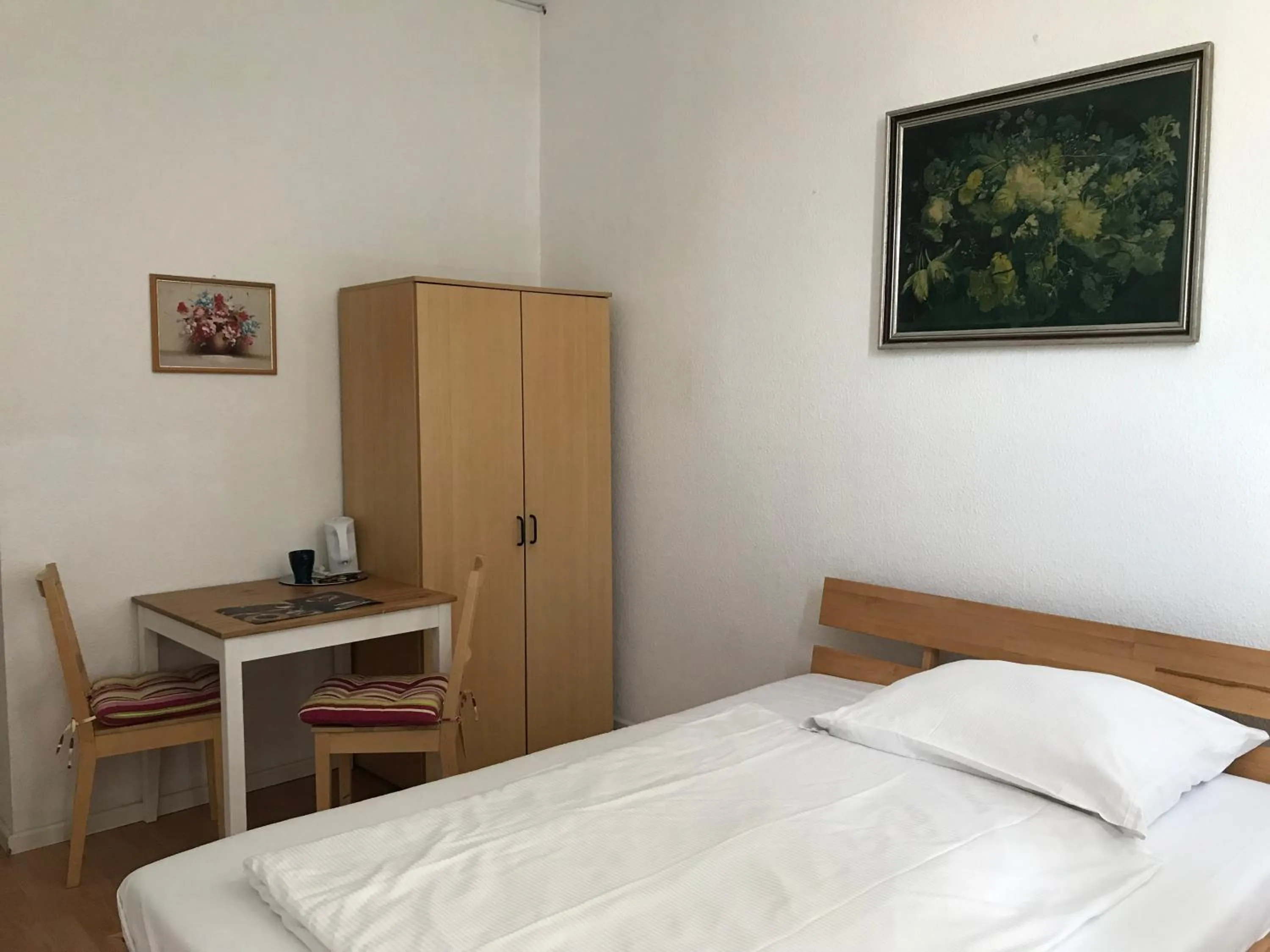 Photo of the whole room, TV/Entertainment Center in City Inn