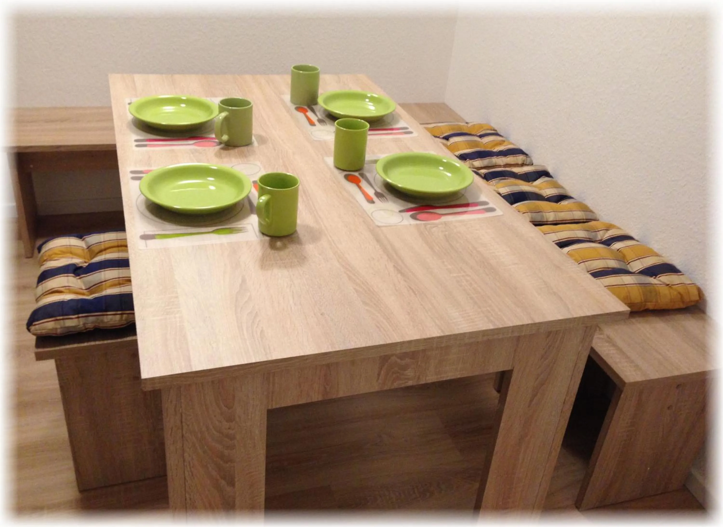 Kitchen or kitchenette, Dining Area in City Inn