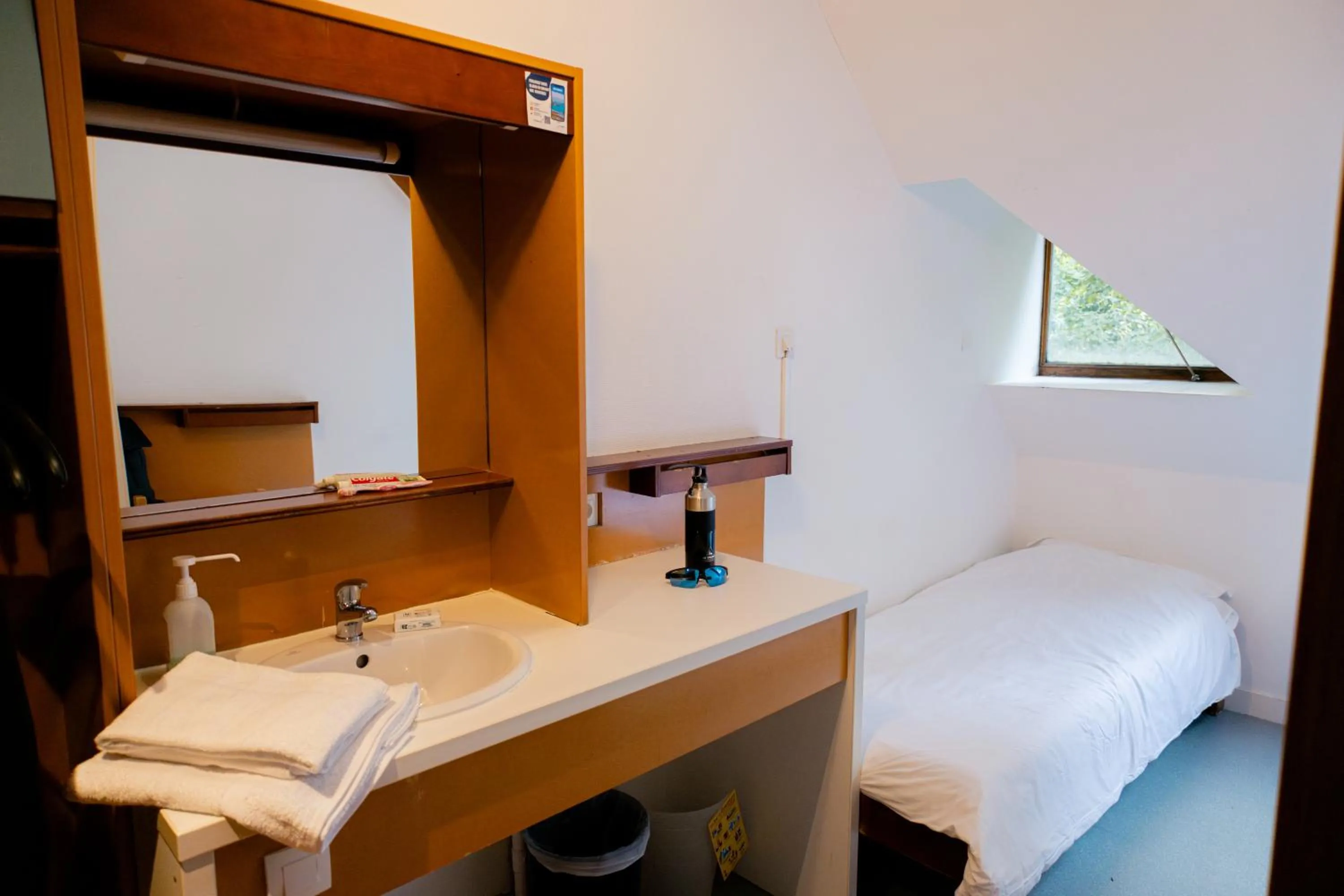 Twin Room with Ensuite Shower – Shared Toilets in Auberge de Jeunesse HI Cancale
