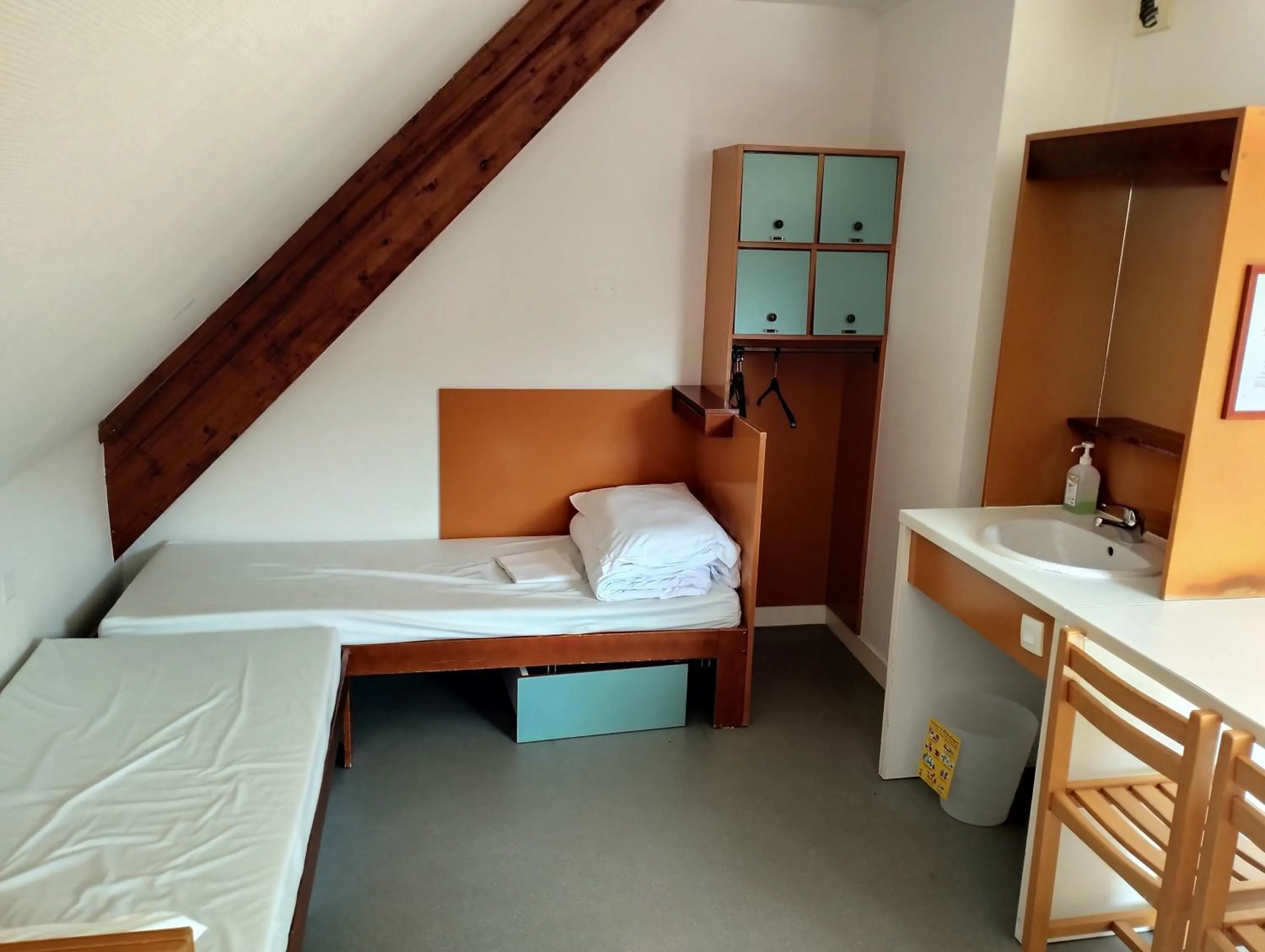 Quadruple Room with Shower - single occupancy in Auberge de Jeunesse HI Cancale