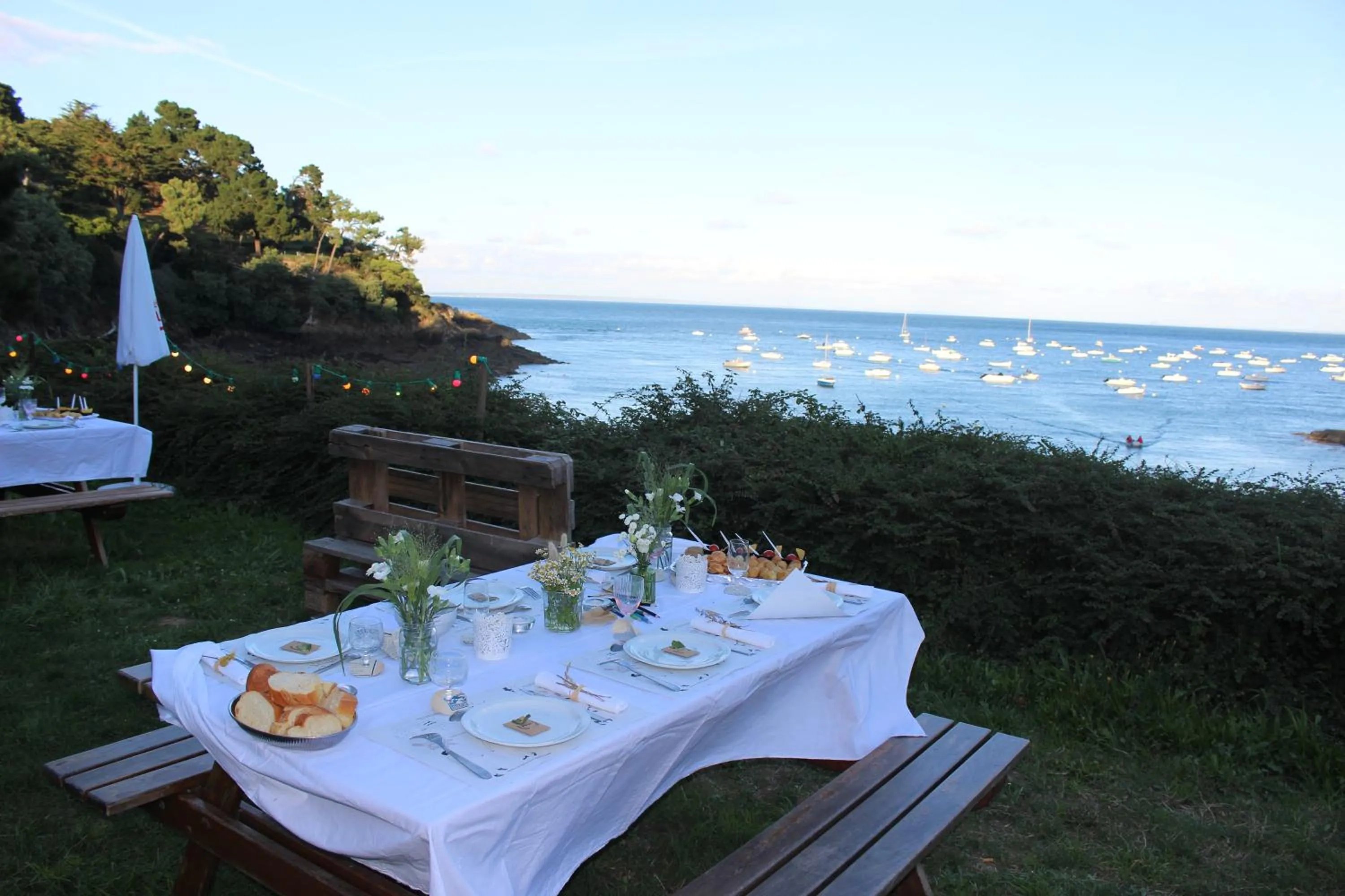 Dining area in Auberge de Jeunesse HI Cancale