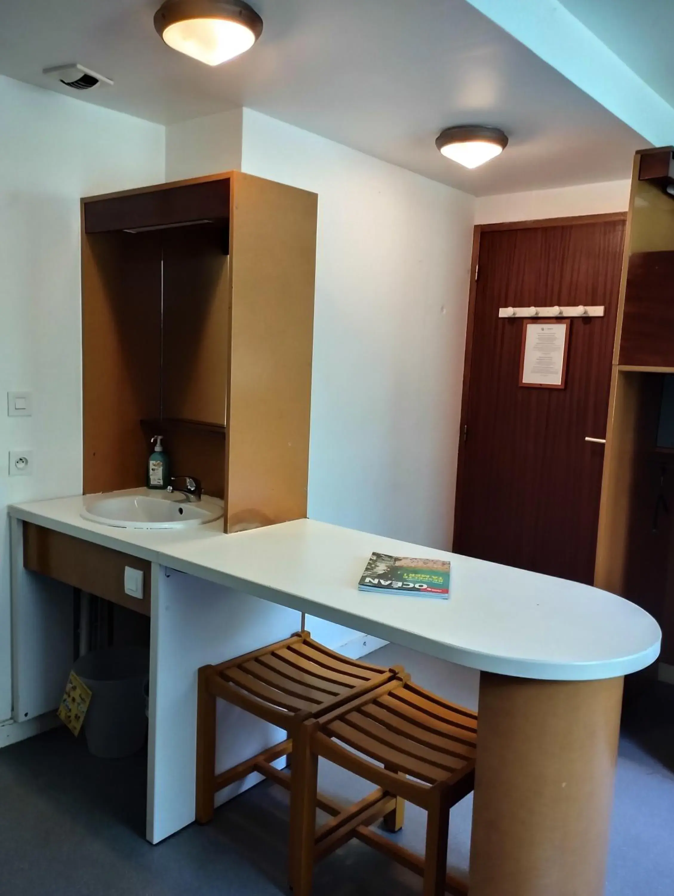 Bed in 5-Bed Female Dormitory with Ensuite Shower – Shared Toilets in Auberge de Jeunesse HI Cancale Bed in 5-Bed Female Dormitory with Ensuite Shower – Shared Toilets in Auberge de Jeunesse HI Cancale