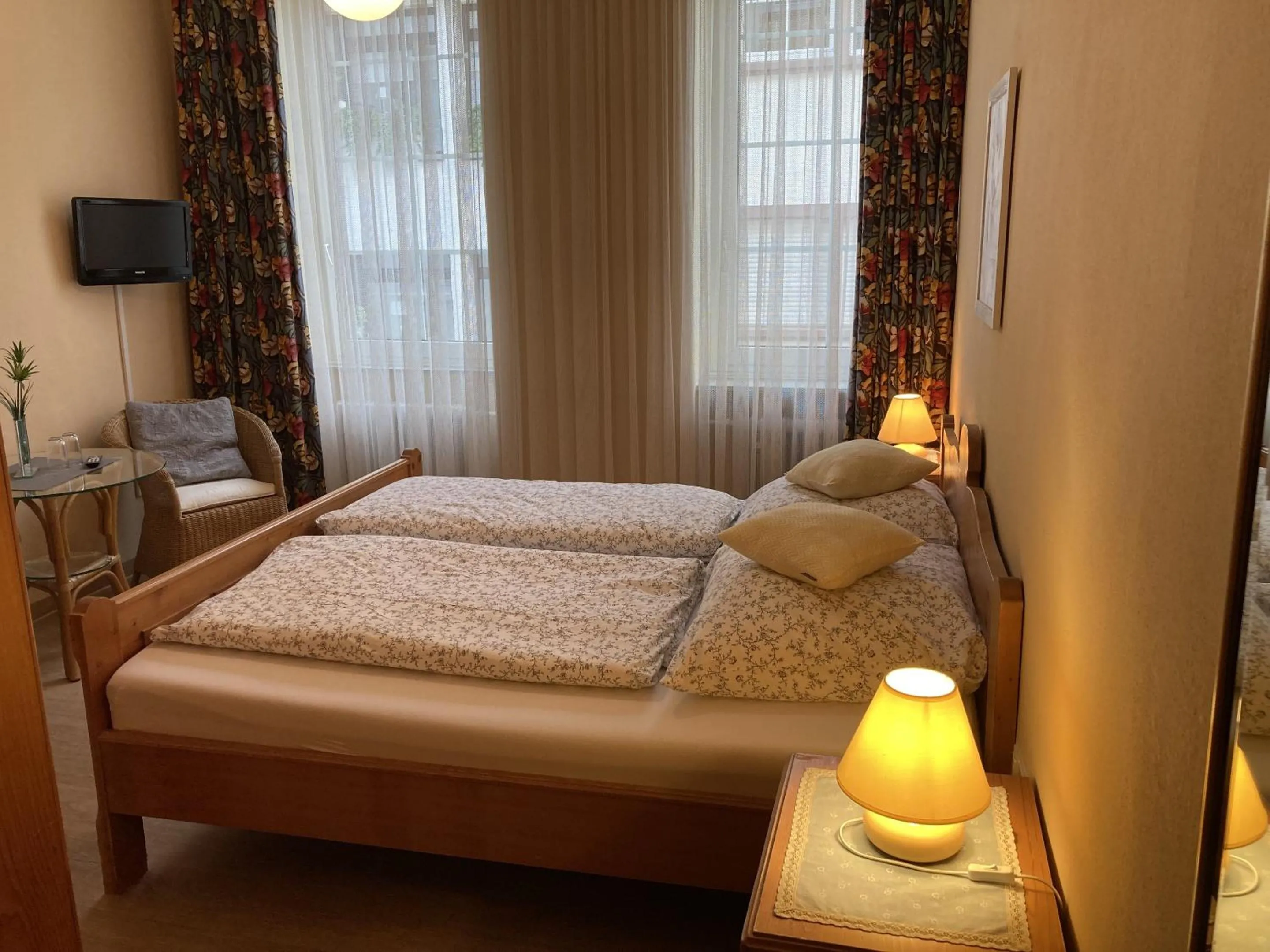 Bedroom, Bed in Hotel Restaurant Zumbusch
