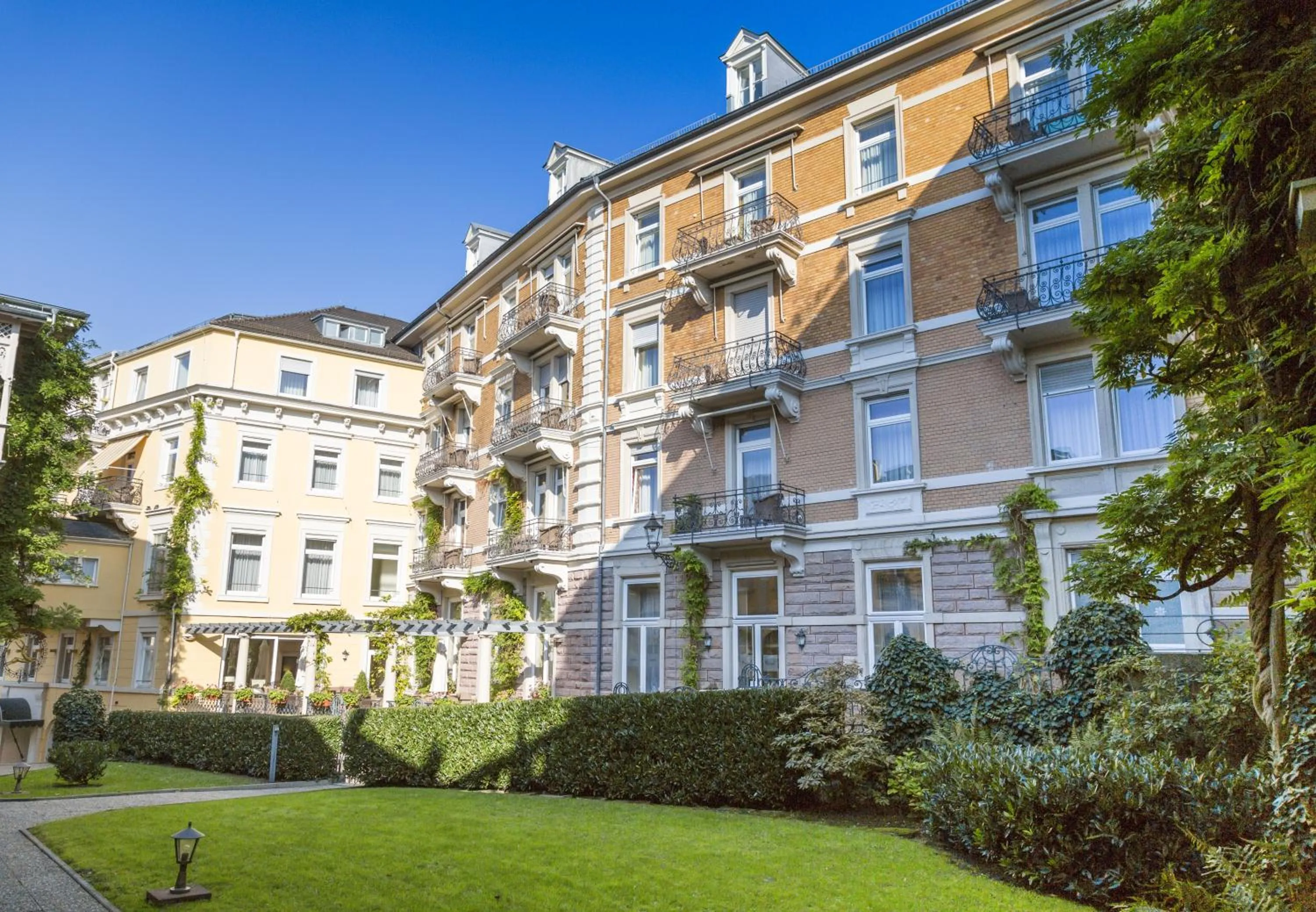 Facade/entrance in HELIOPARK Bad Hotel Zum Hirsch