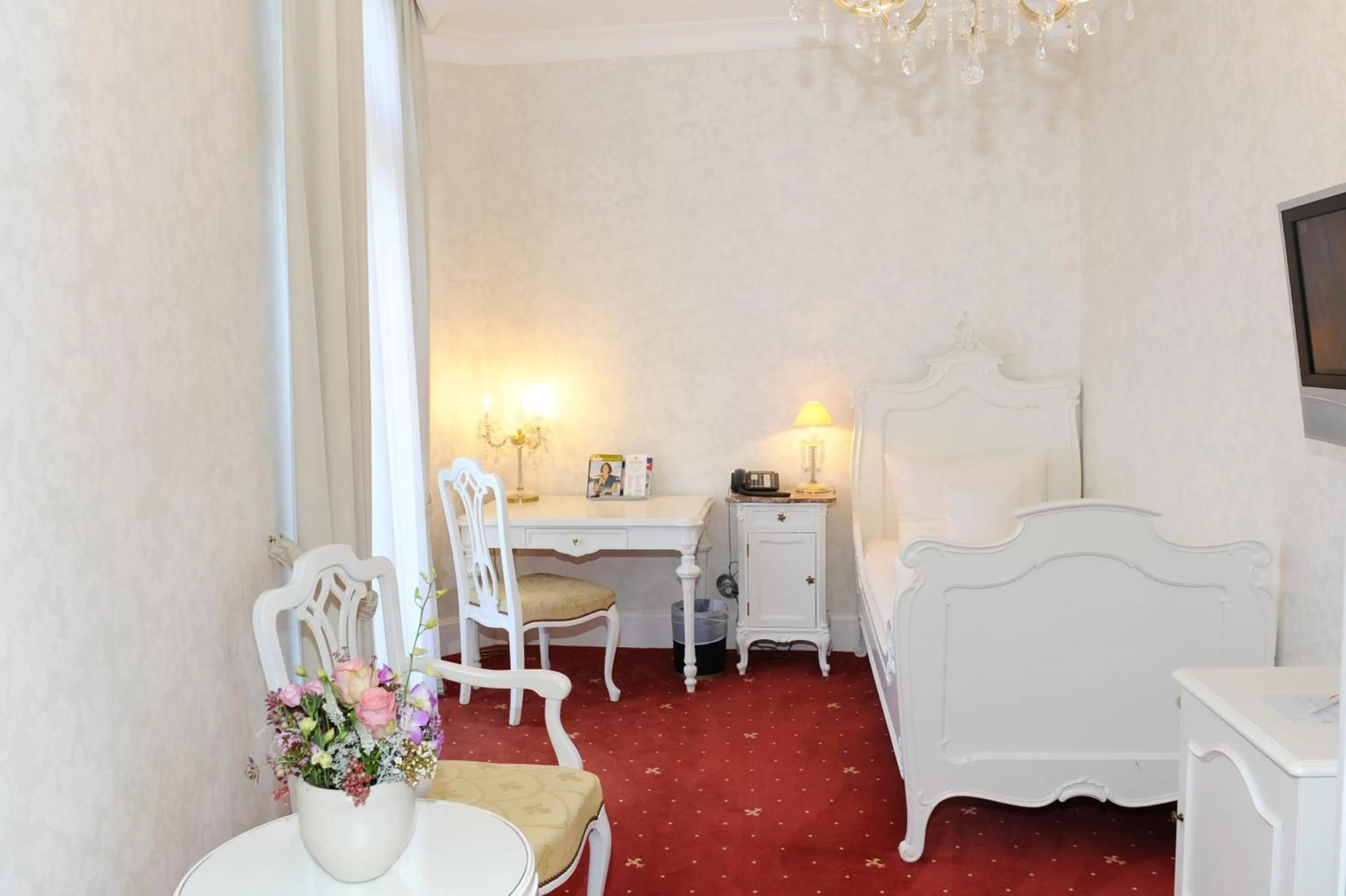 Bed in HELIOPARK Bad Hotel Zum Hirsch