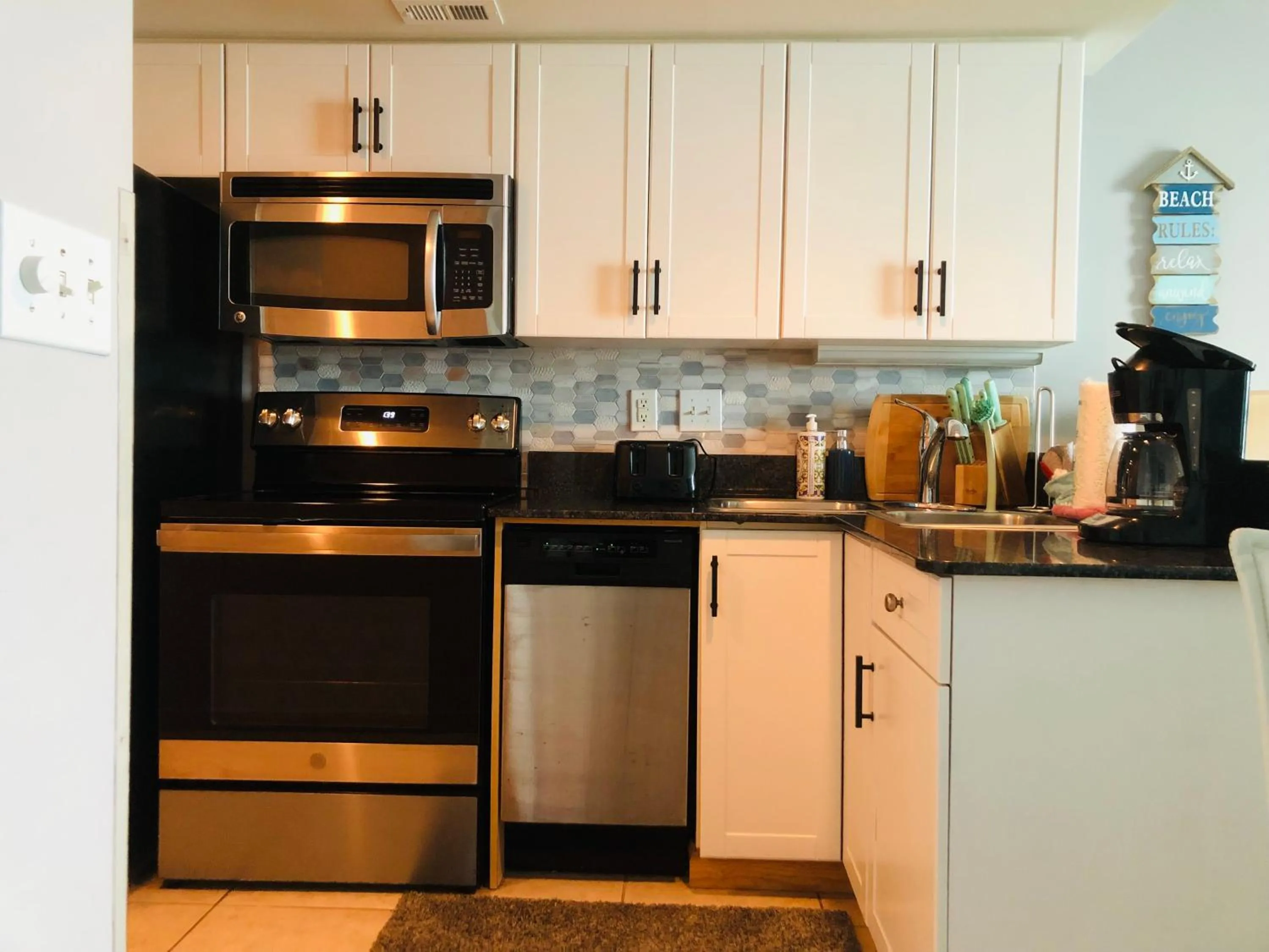 Coffee/tea facilities in Luxury 2 bedroom 2 bathroom Ocean Front Condo on the 12th floor for 8
