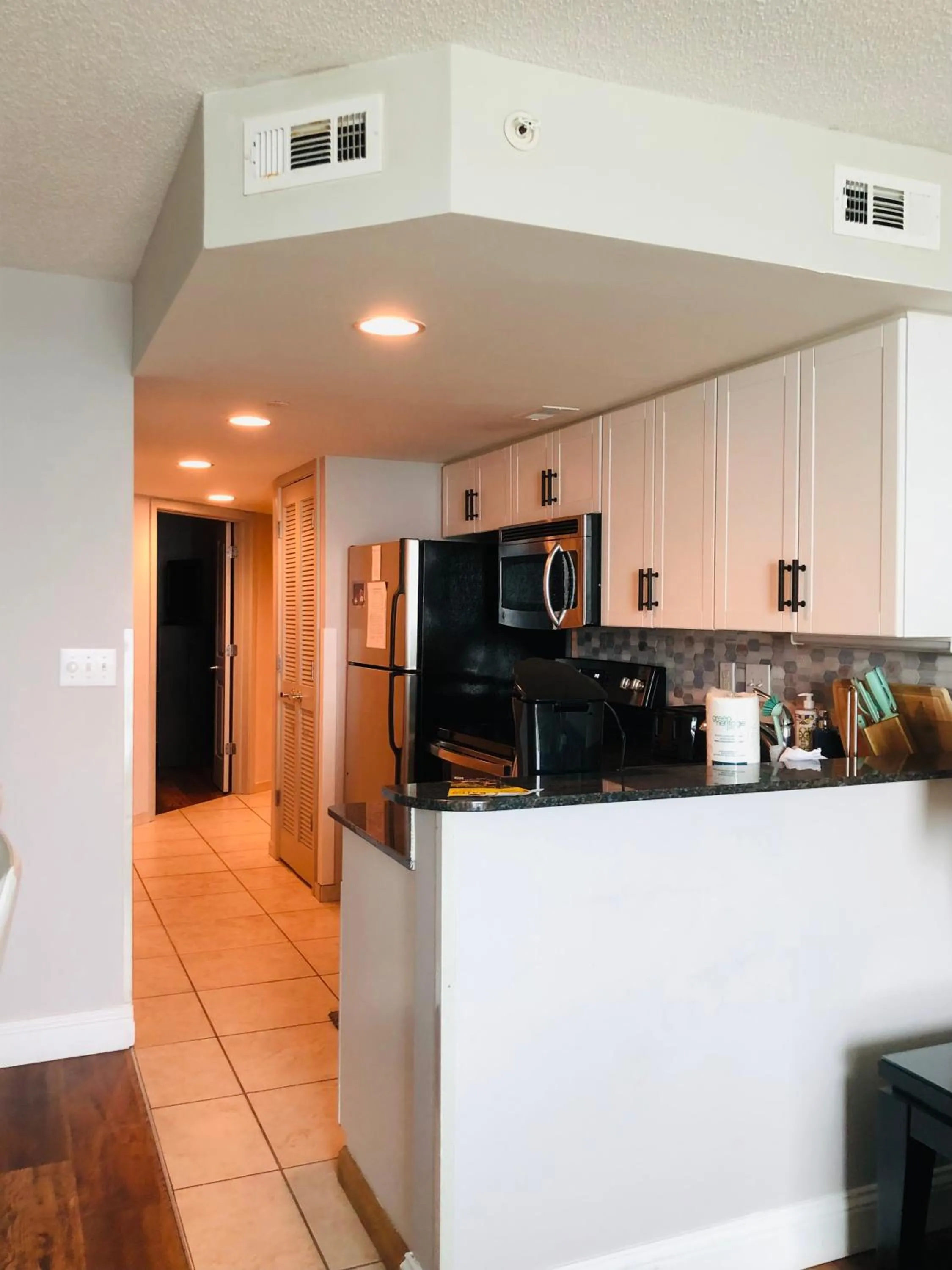 Coffee/tea facilities in Luxury 2 bedroom 2 bathroom Ocean Front Condo on the 12th floor for 8