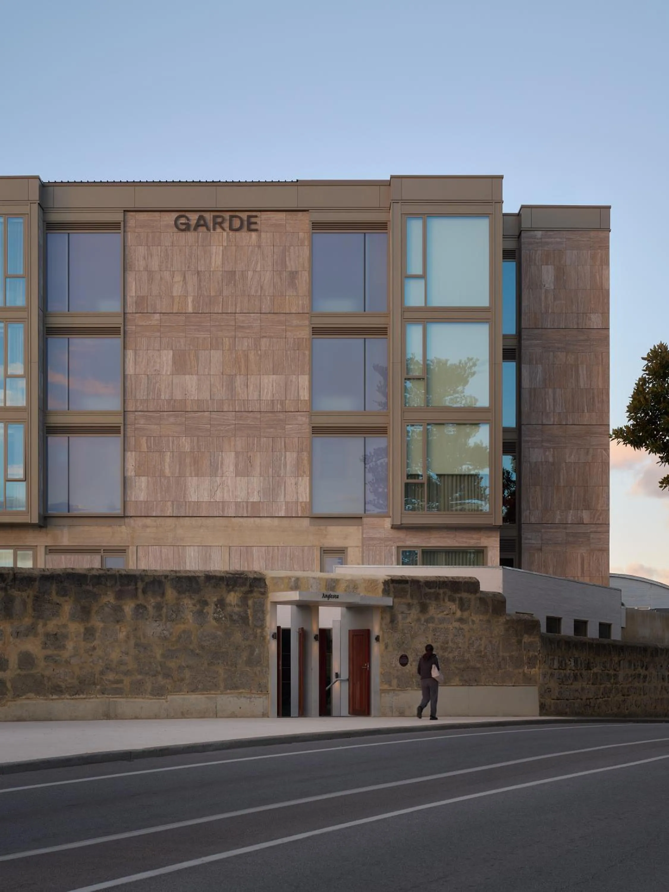 Property building in Garde and Warders Hotel