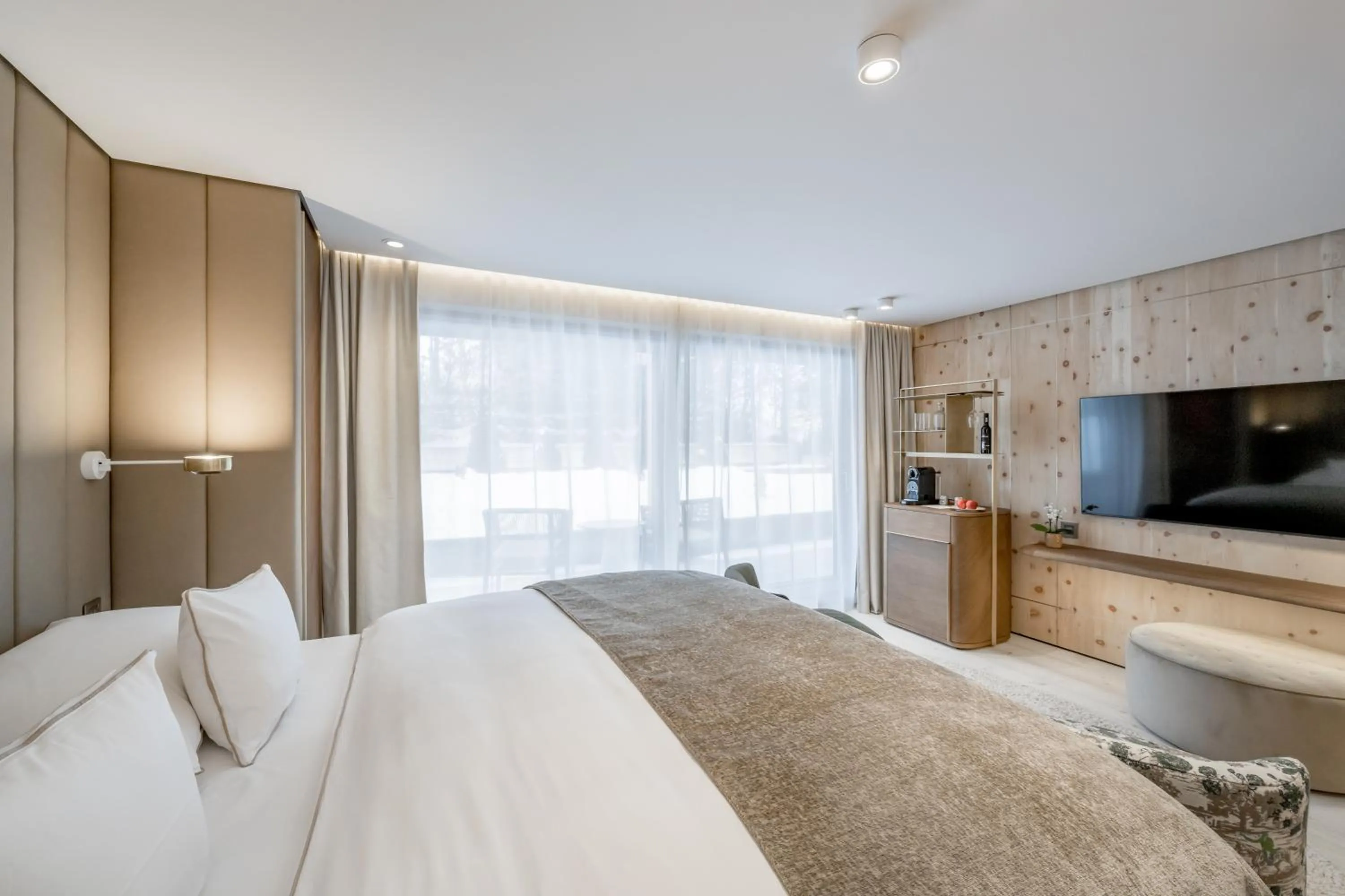 Photo of the whole room, Bed in Relais & Châteaux Chasa Montana