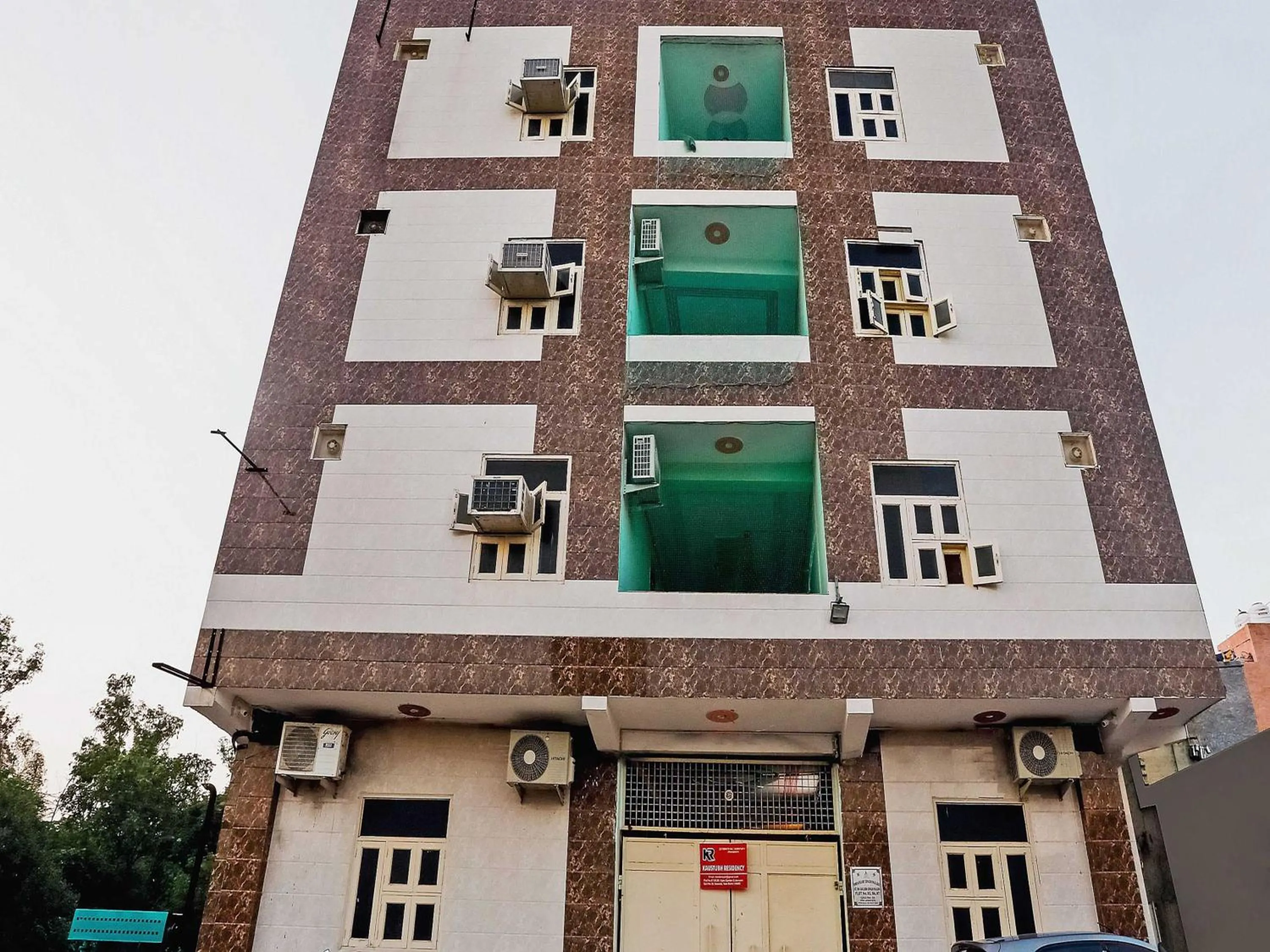 Facade/entrance in Bandral Residency