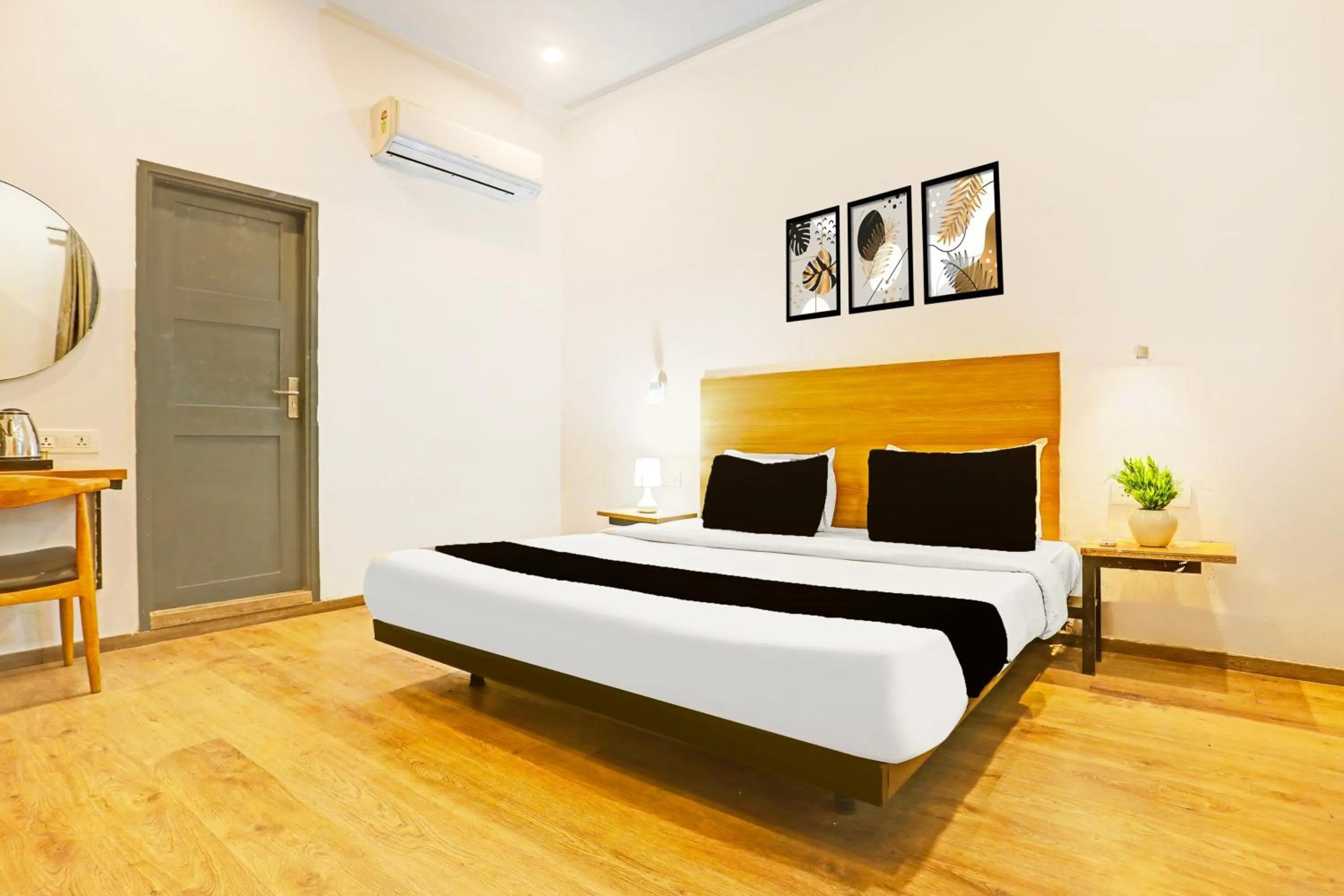 Bedroom, Bed in Super Townhouse Vijay Khand Gomti Nagar