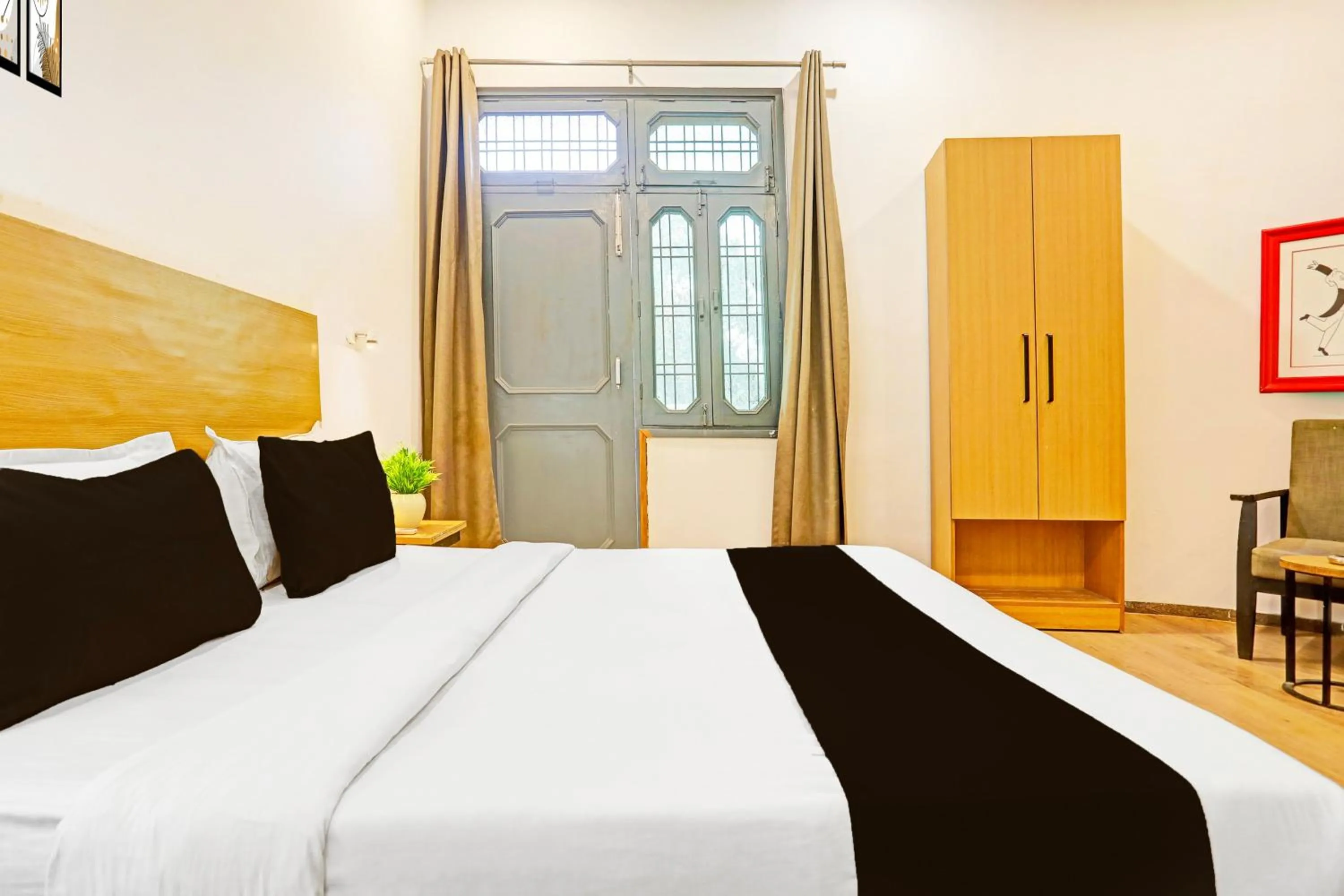 Bedroom, Bed in Super Townhouse Vijay Khand Gomti Nagar